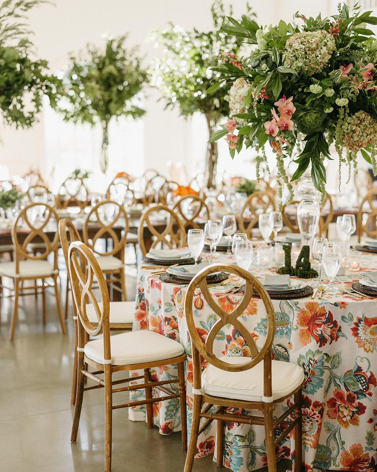 Swipe left to spot pops of Pantone&rsquo;s Color of the Year (Hint: It&rsquo;s Peach Fuzz! 🍑). 

Coordination: @ssdevents
Venue: @westwind_hills
Catering:  @grazecatering
Photo: @ashleypieperphotography
Video: @junsue
Hair + Makeup: @daniellestyle @
