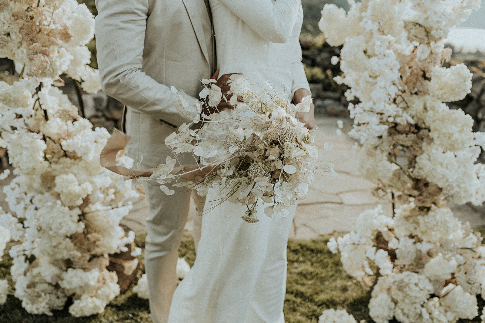 A Monochromatic Luxury Wedding at the Griffin House in the Columbia Gorge 