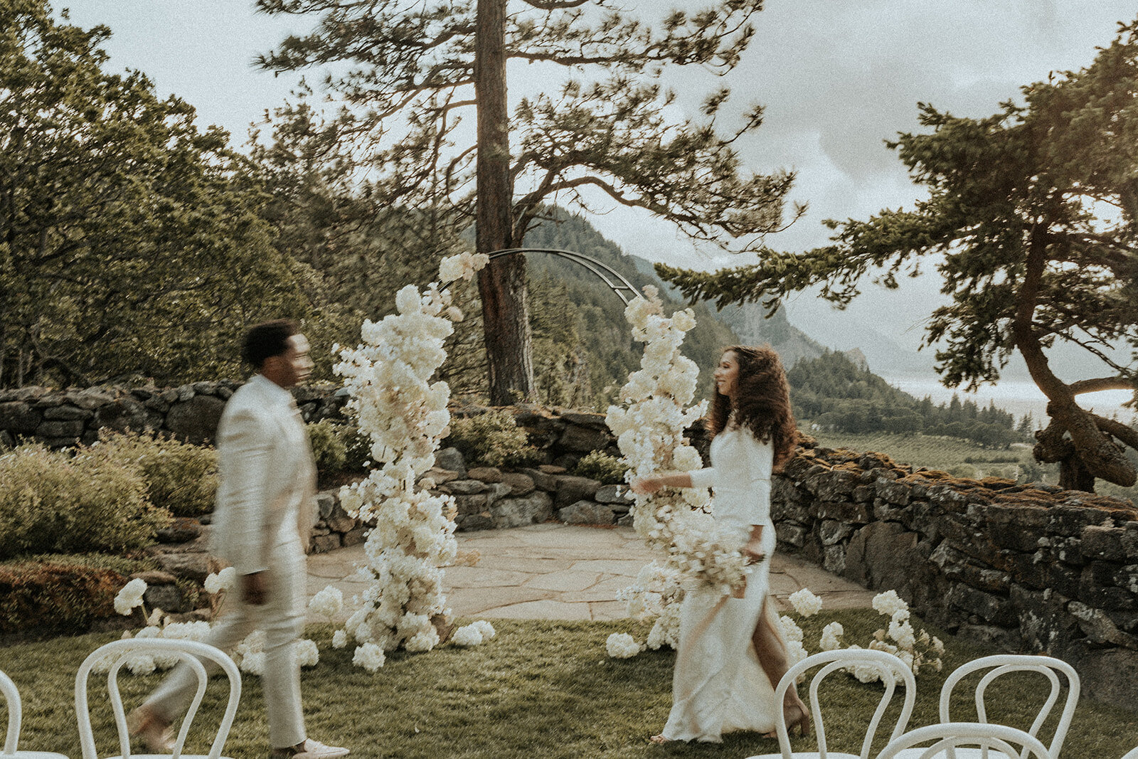 A Monochromatic Luxury Wedding at the Griffin House in the Columbia Gorge 