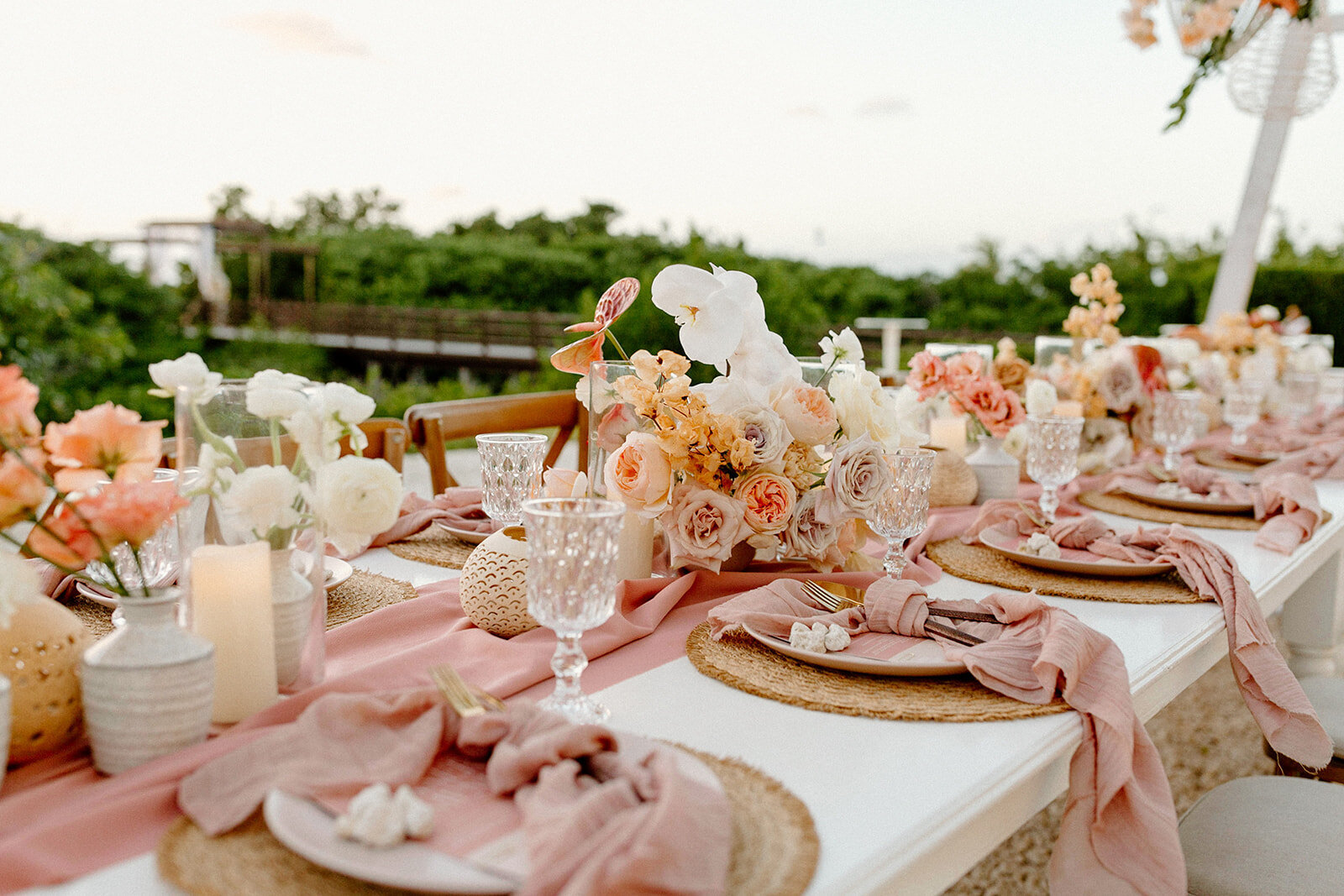 A tropical and modern destination wedding in aruba