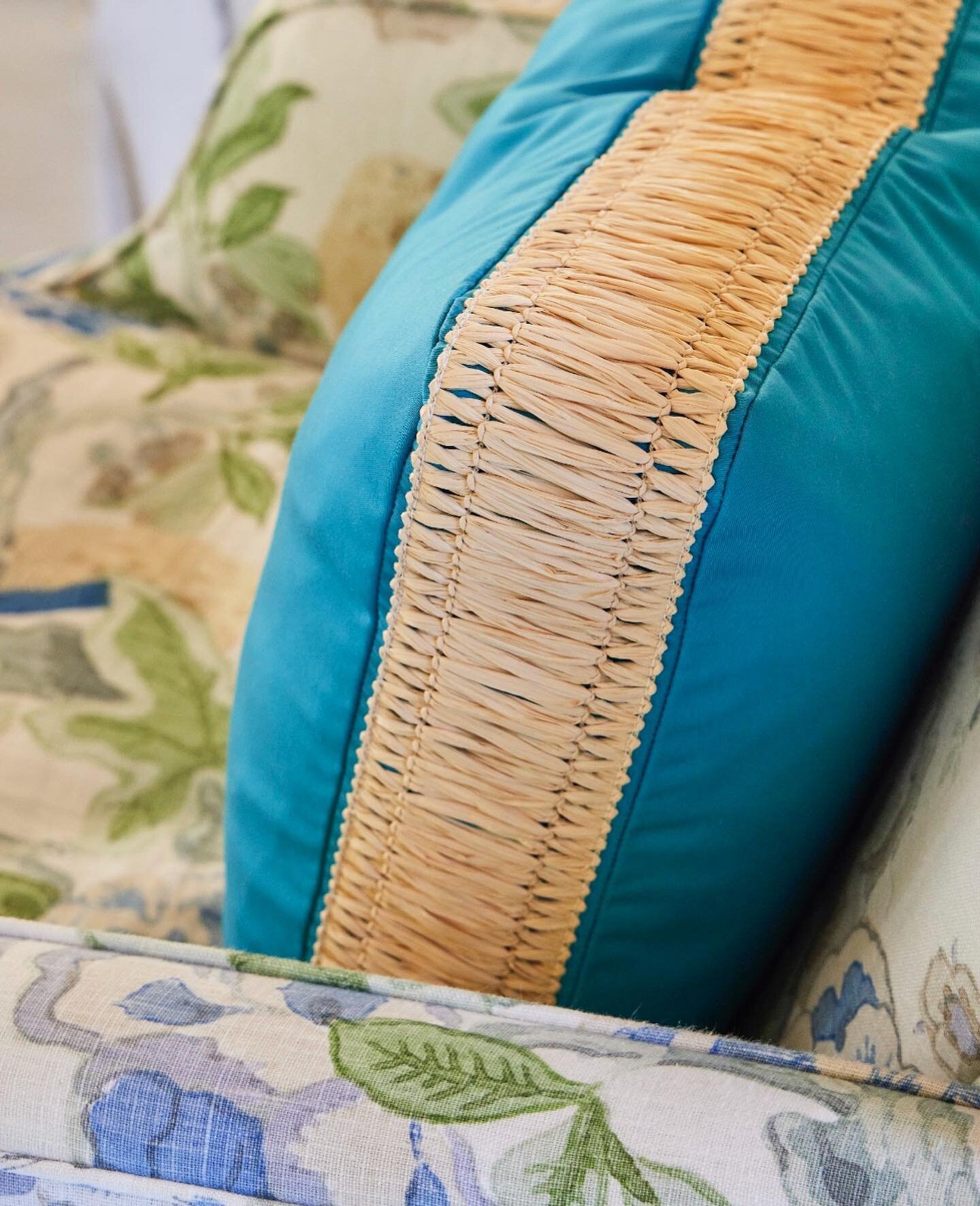 A moment for the mix. ✨

Silky solids, textured trims and floral linens coming together in one gorgeous chair. 

Photography: @brantleyphoto 

#courtneydavisdesign #palmbeachdesign #palmbeachinteriors #floridainteriordesign #beachhouse #beachhousedes