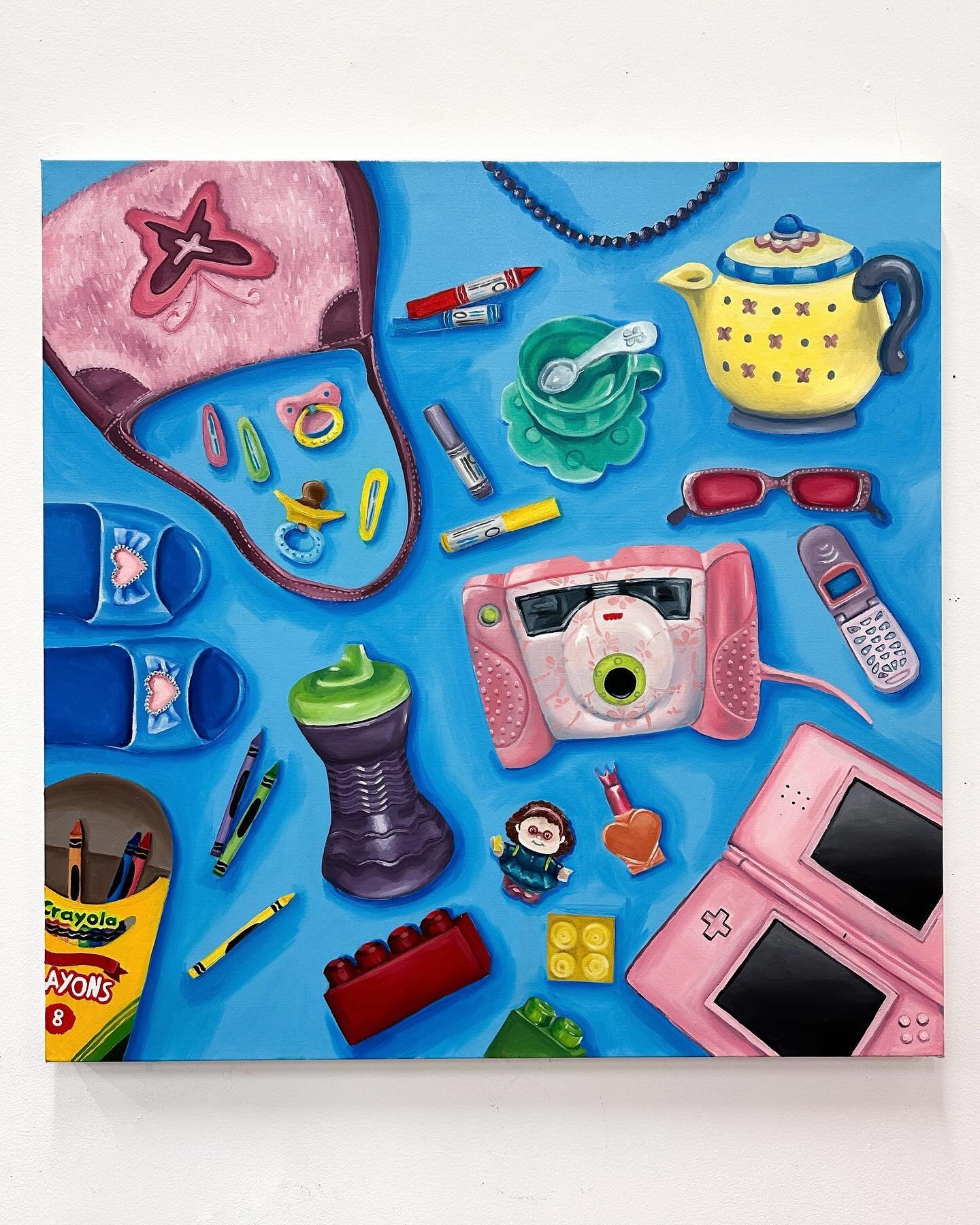 This painting is my final art project EVER in college 🥹!! It&rsquo;s part of a pair with my last painting, each of which is meant to capture a different moment in my life using objects I own(ed). 
🖍️ 🫖 🕶️ 📸 🎀
Oil on canvas, 36 x 36 in.