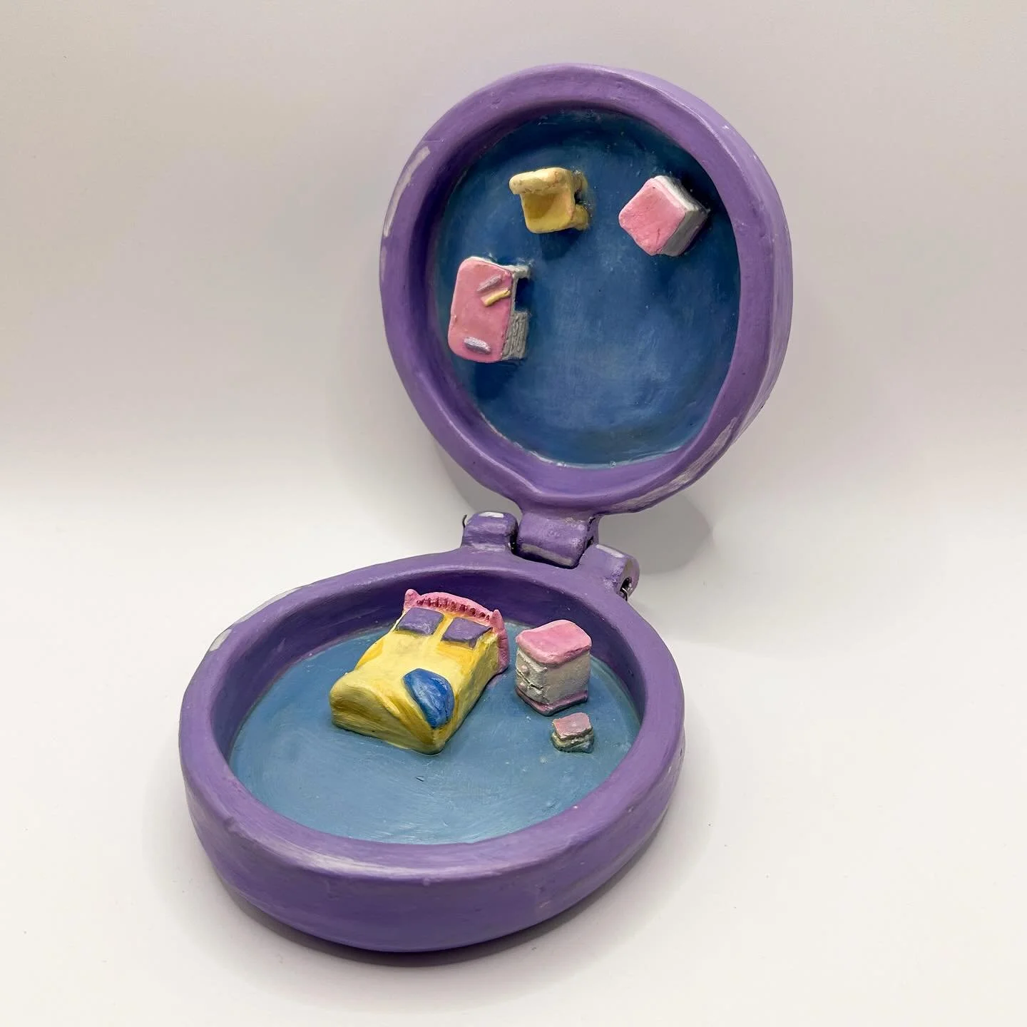 A little ceramic Polly Pocket house loosely inspired by my childhood bedroom ✨🎀 painted with casein paint and satin polycrylic topcoat 

#ceramics #pollypocket #sculpture