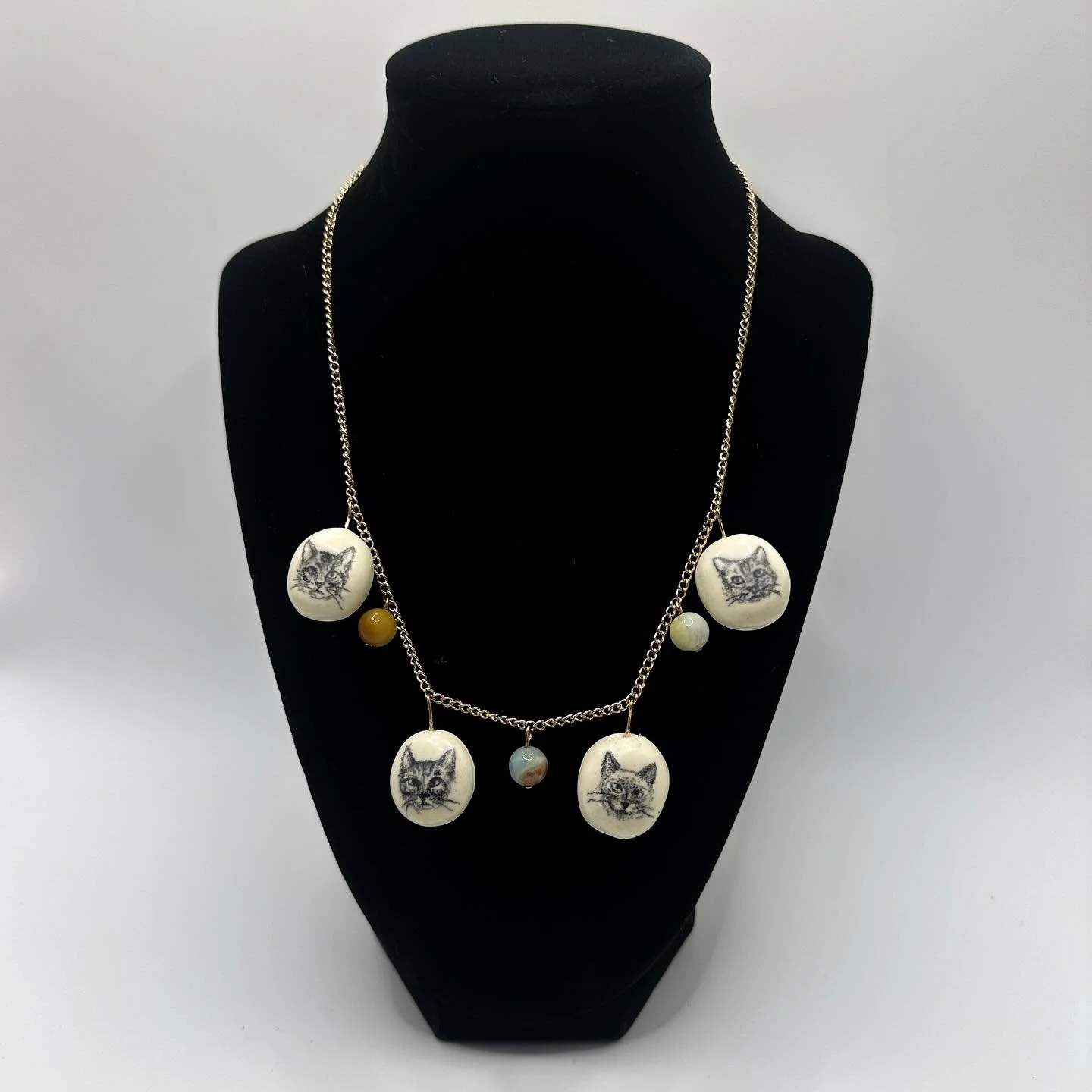 Been making a lot of jewelry this past month, but this necklace is my favorite. I drew my cats directly onto ceramic charms and added beads to match the colors of their eyes. Hoping to experiment more with jewelry soon! 

#ceramicjewelry #jewelrymaki