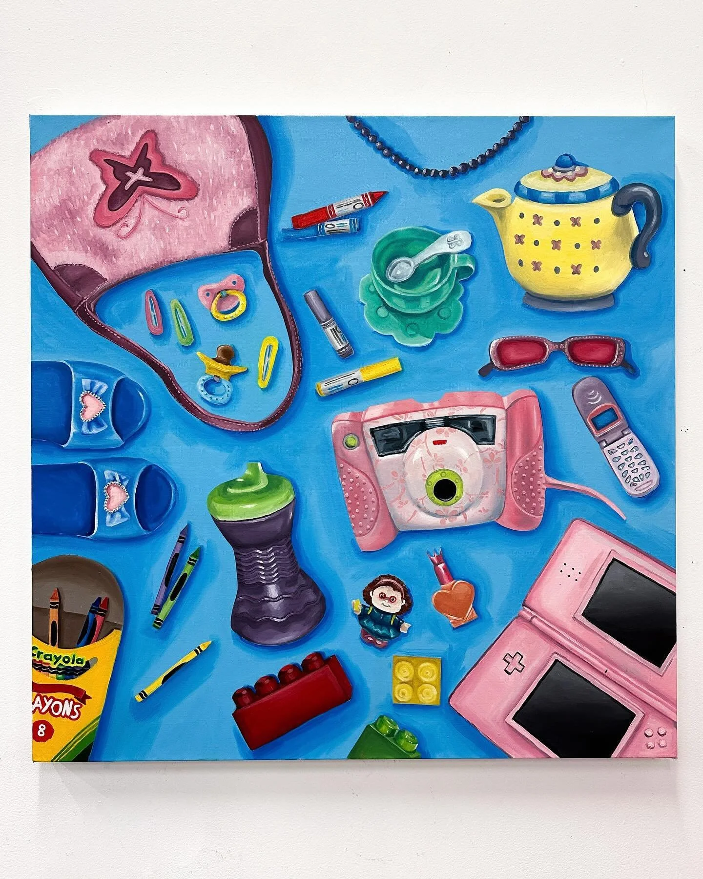 This painting is my final art project EVER in college 🥹!! It&rsquo;s part of a pair with my last painting, each of which is meant to capture a different moment in my life using objects I own(ed). 
🖍️ 🫖 🕶️ 📸 🎀
Oil on canvas, 36 x 36 in.