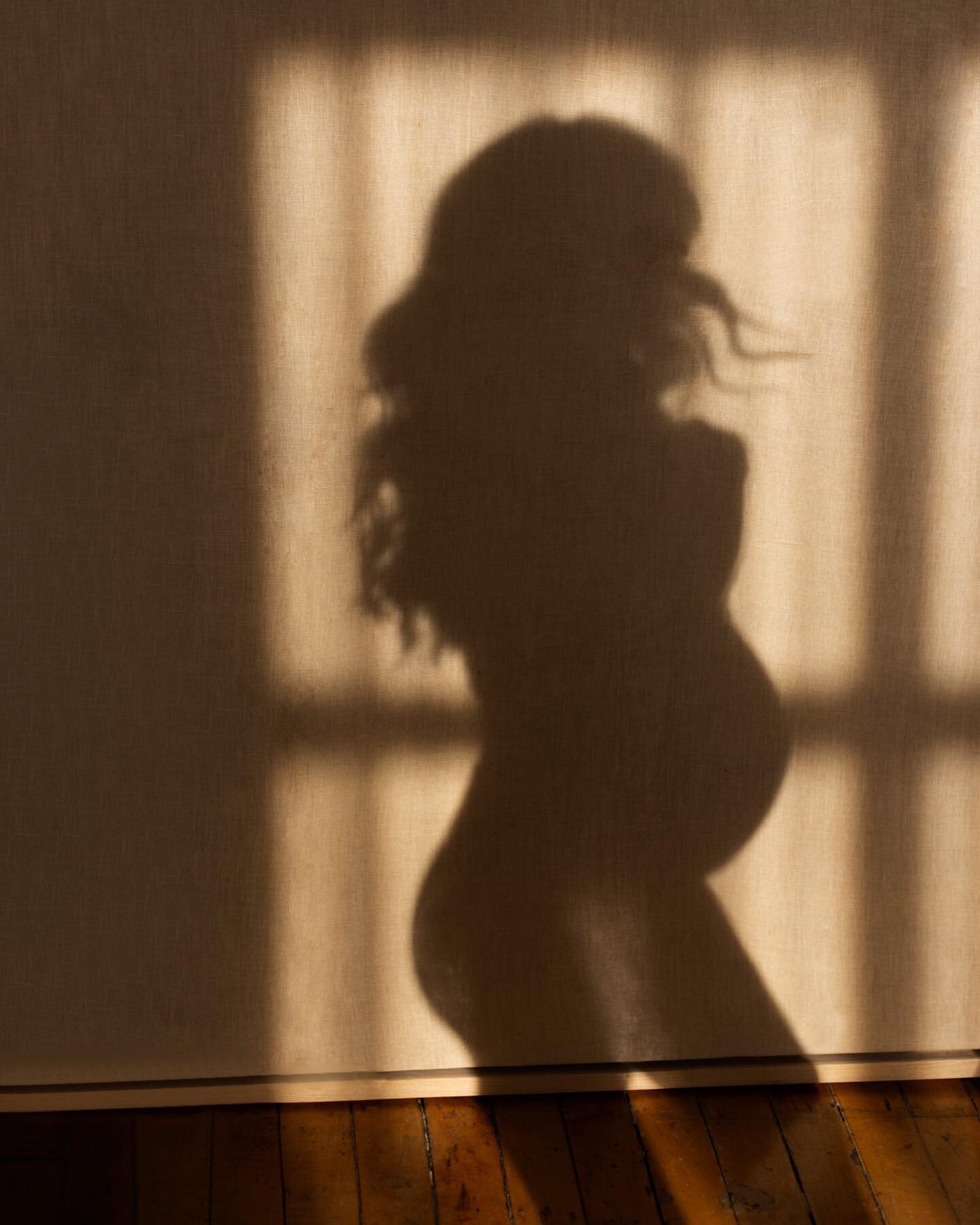 When the sun blesses you on your shoot day〰️female forme shadow play heavennnn✨😍✨

#mothermusemag#motherhood#maternityphotography#editorialmaternity#torontophotographer#torontomaternityphotographer#montrealmaternityphotographer#montrealmaternityphot