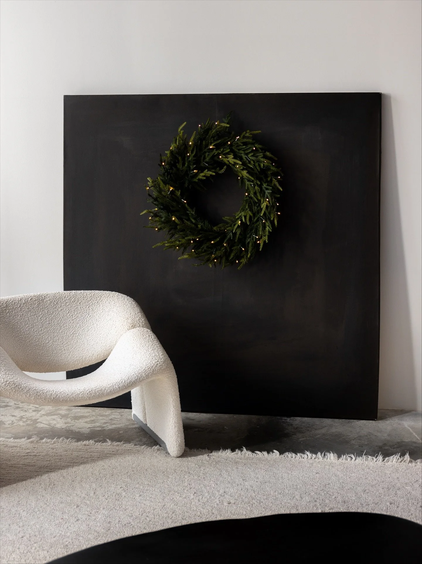 Our holiday decor touches are now available in the studio if you wish to use them. Here&rsquo;s how they can be set up. 

🌲Please note that the decor is not &ldquo;pre-set&rdquo; like this last picture, it is stored behind the curtain for those who 