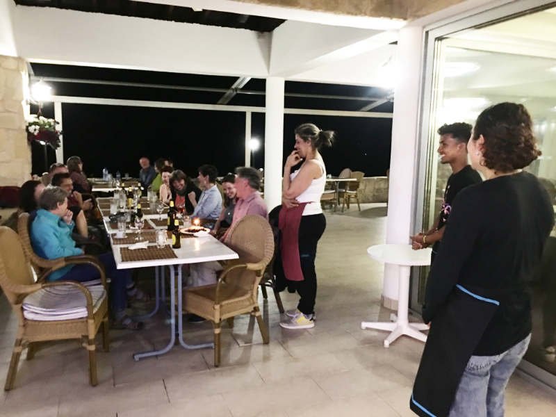 Yogagruppe auf Zypern beim Geburtstags Abendessen