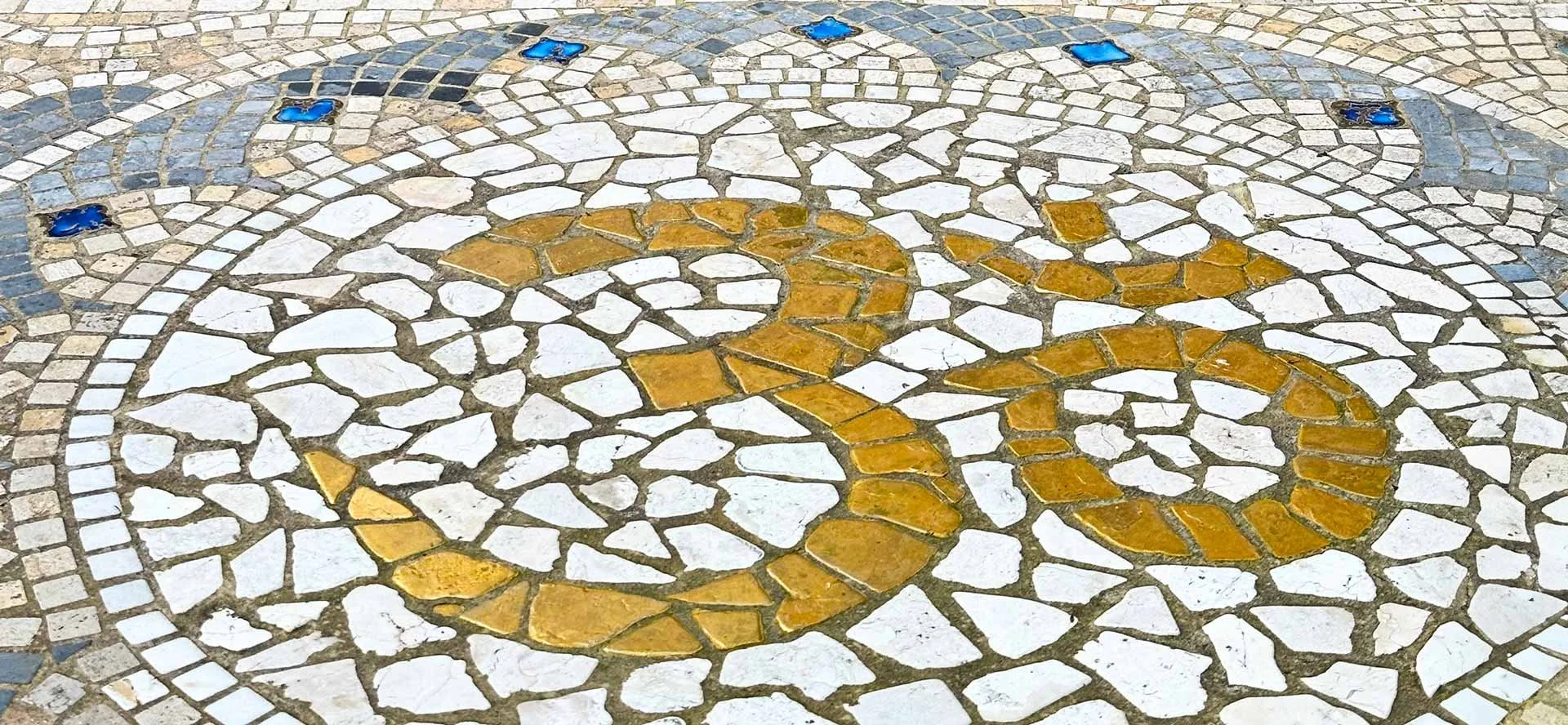Mosaik  mit goldenem Om Symbol