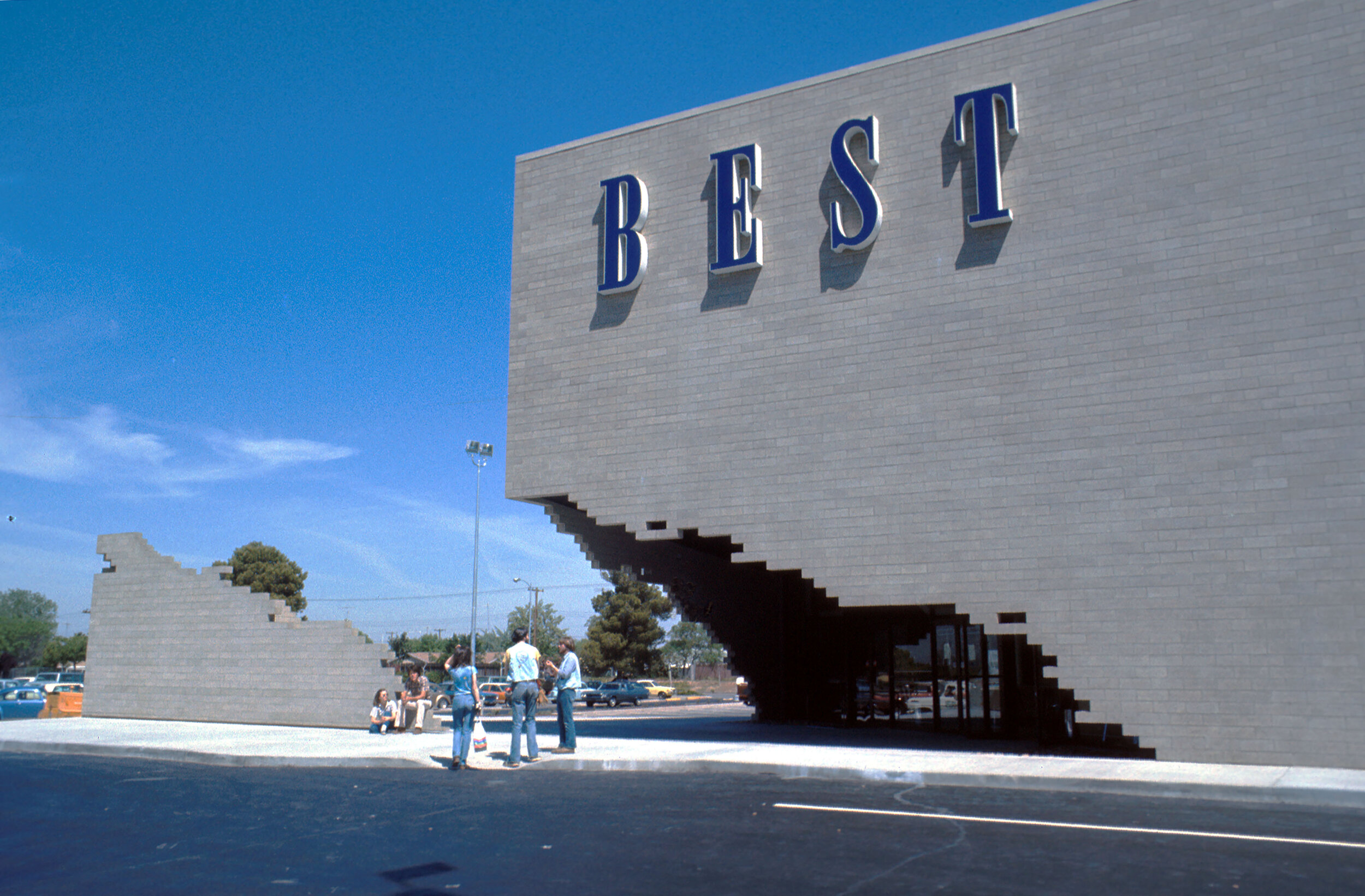 BEST Notch Building – BEST Products Company, Inc. – Retail Store – Sacramento, CA - USA – 1979 Extracted segment of the façade, showing the ‘wandering wall’ in its open position.