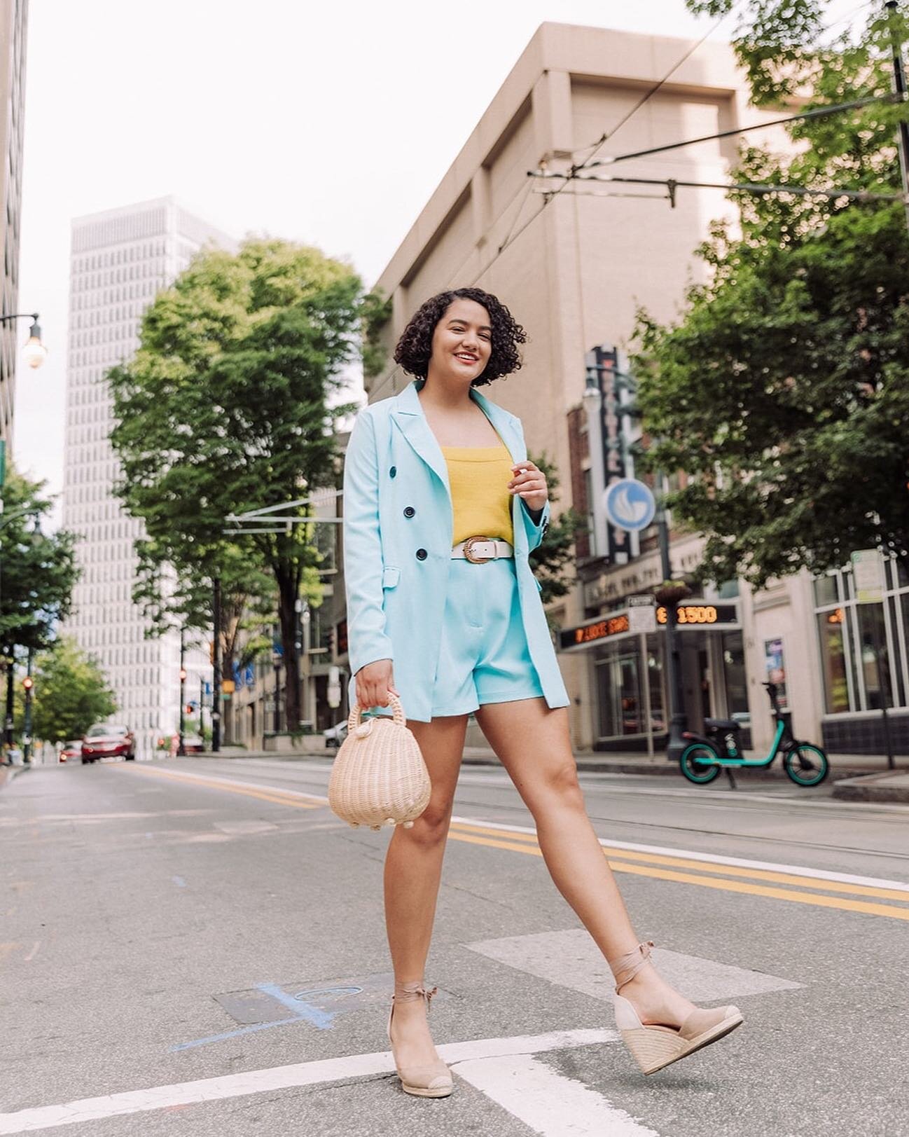 Here's to hoping your week is as fabulous as @sequinsandsales looks 😍
⠀⠀⠀⠀⠀⠀⠀⠀⠀
.
.
.
.
.
#thatsdarling #pursuepretty #flashesofdelight #lovelysquares #styledbyme #seekinspirecreate #tnchustler #createandcultivate #discoverunder5k #inspiredbythis #w