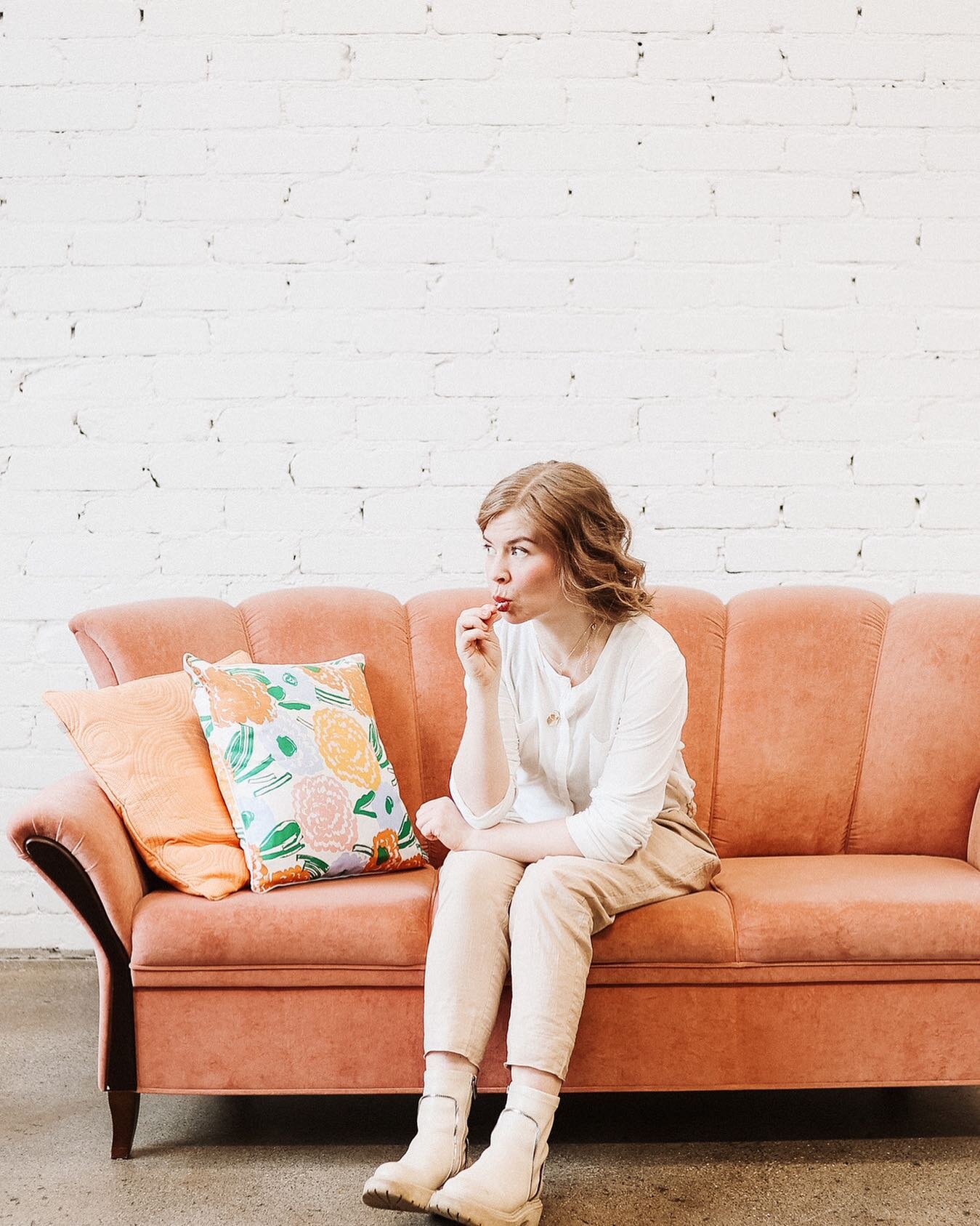 Ehkä tämä keväisen värikäs kuva saisi takatalven väistymään? 🤞🌨️
⠀⠀⠀⠀⠀⠀⠀⠀⠀
Here's hoping! 😎✨🌞
⠀⠀⠀⠀⠀⠀⠀⠀⠀
Kuvassa ihana @ohmydoula Pirkko & paikkana @fotolounge.helsinki