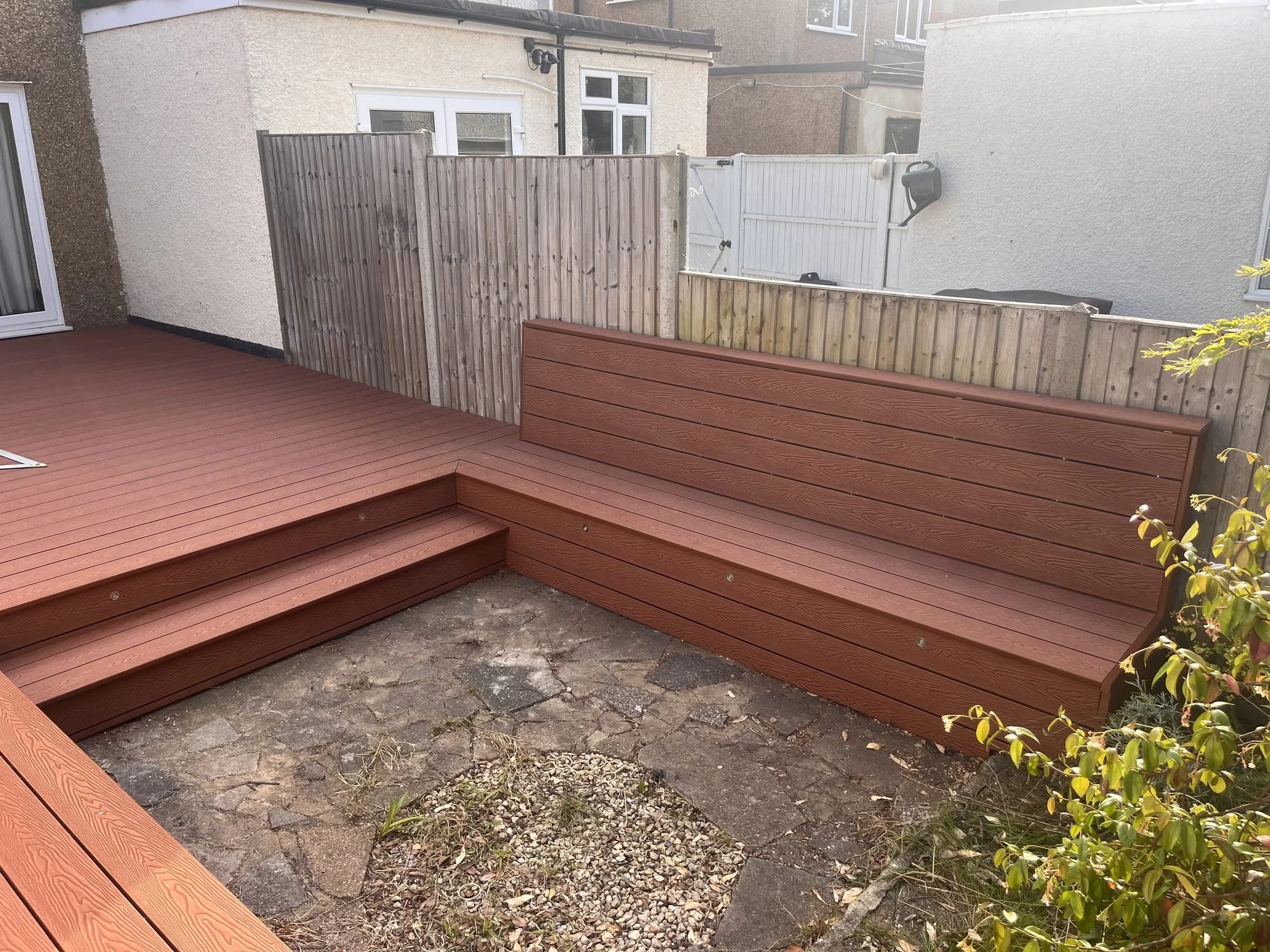 decking-built-in-corner-bench-seating.jpg