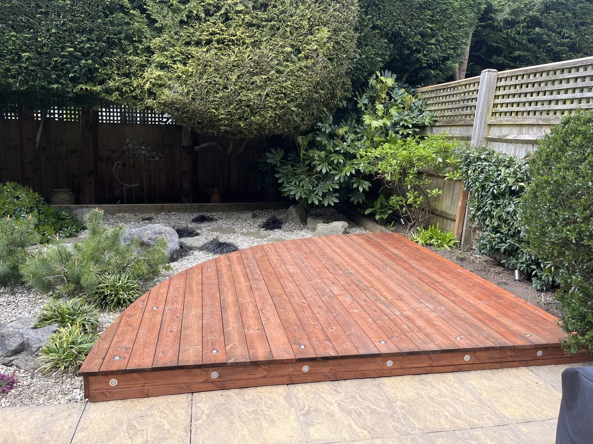 hardwood-decking-curved-platform-gravel-garden.jpg