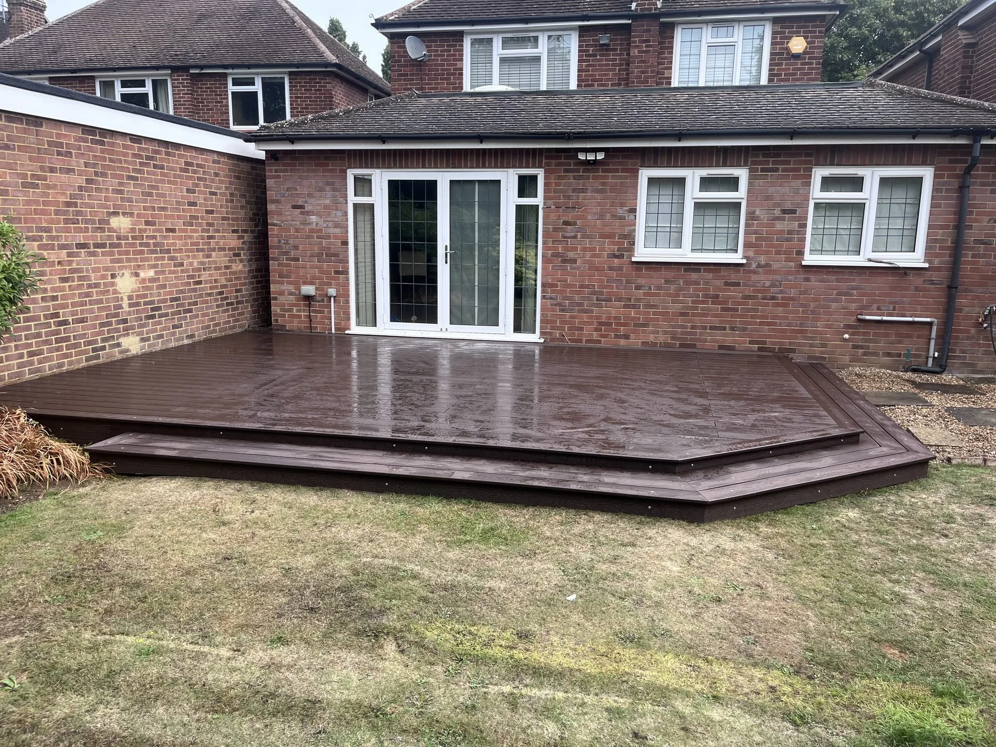 composite-decking-dark-brown-angled-corner.jpg