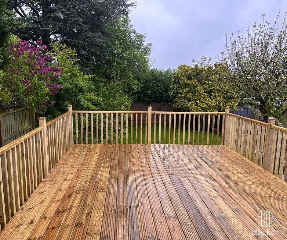 softwood-decking-spindle-balustrade-garden.jpg
