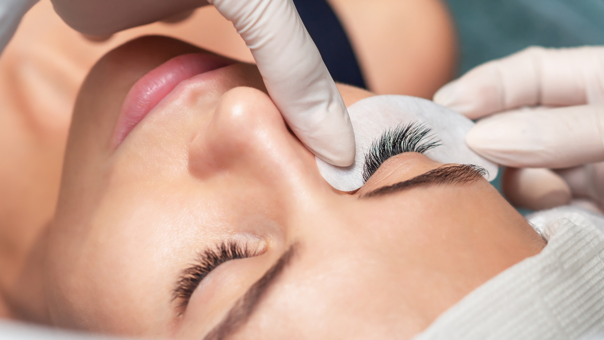 подготовка к наращиванию ресниц. мастер и клиент наращивание ресниц. подготовка к процедуре наращивания ресниц. мастер наращивает ресницы. как подготовиться к наращиванию ресниц картинка.