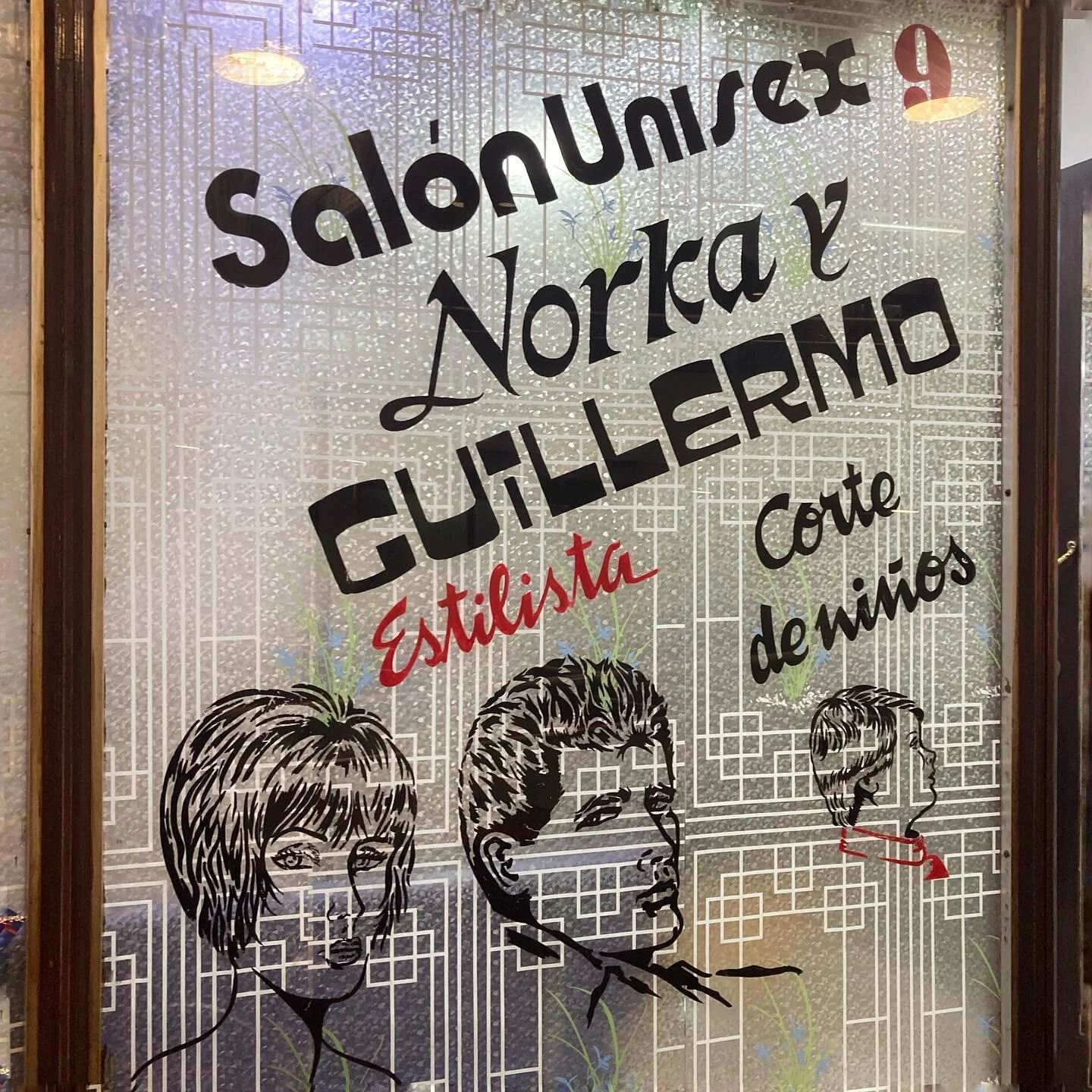 La vida es demasiado corta para llevar un cabello aburrido&hellip; un consejo de las peluquer&iacute;as que se encuentran en la Galer&iacute;a Caracol Porte&ntilde;o de la calle Condell.

#typography&nbsp;#handmade&nbsp;#sign&nbsp;#typovalpo&nbsp;#ty