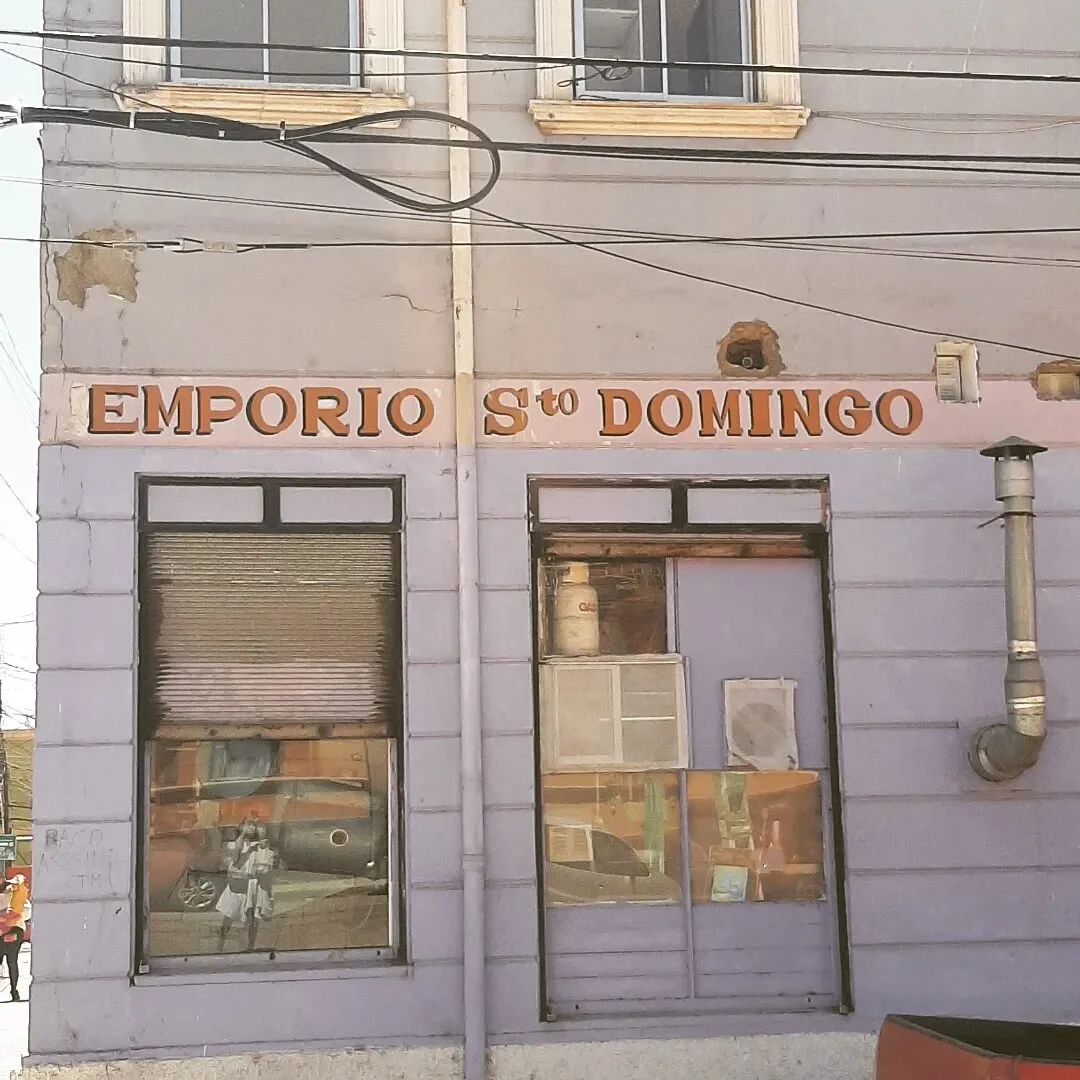 Que bac&aacute;n es divagar por #valpo en b&uacute;squeda de tipograf&iacute;as urbanas 😁🤓 
Esta es del @emporiosantodomingo lugar en #PlazaWaddington donde venden comida italiana y chilena, las pizzas se ven increiiibles 😋🍕 &iquest;Qui&eacute;n 