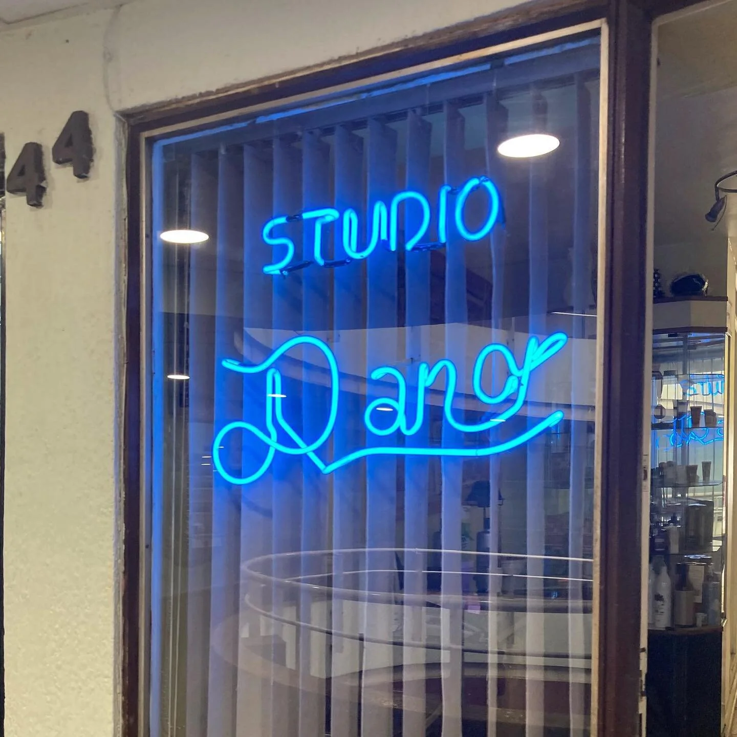 R&oacute;tulos de ne&oacute;n del caracol porte&ntilde;o! Mucha creatividad para formar letras! Aunque yo no entiendo qu&eacute; dice en la primera foto.

#typography&nbsp;#handmade&nbsp;#sign&nbsp;#typovalpo&nbsp;#type&nbsp;#identity&nbsp;#valparais