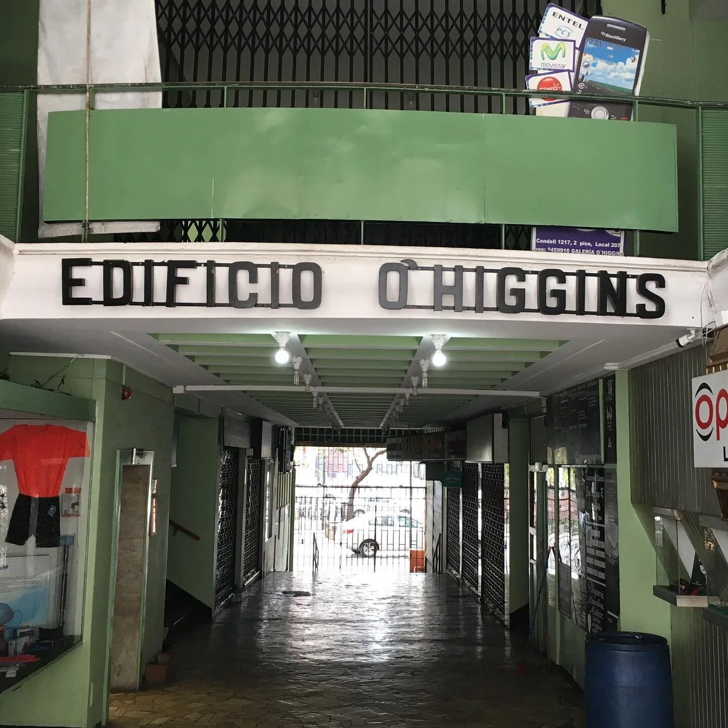 La Galer&iacute;a comercial O&rsquo;Highins es parte de la planta baja del edificio que lleva el mismo nombre construido el 1958. Un cl&aacute;sico de Valpara&iacute;so y de la calle Condell
.
.
.

#typography&nbsp;#handmade&nbsp;#sign&nbsp;#typovalp