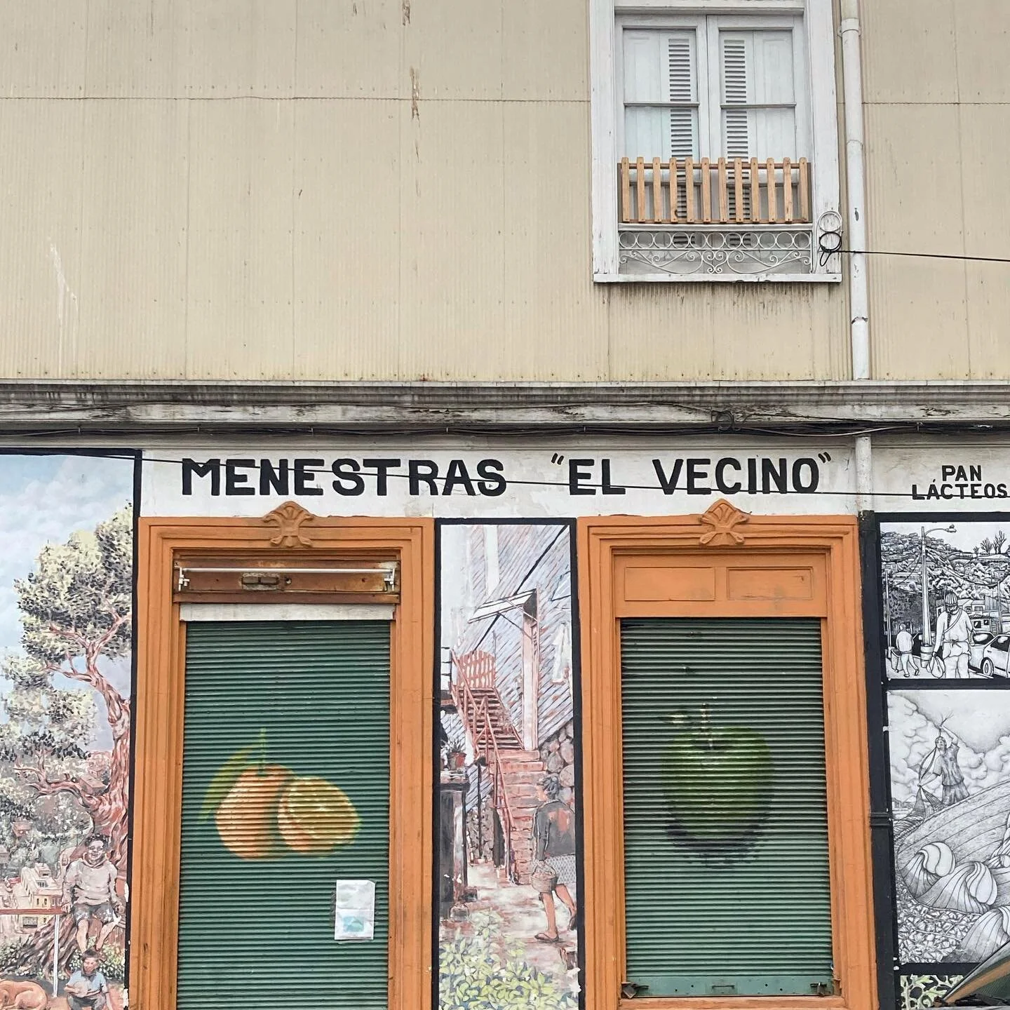 Caminado por la calle Uruguay encontr&eacute; las menestras &ldquo;el vecino&rdquo;. Su fachada tiene unos lindos murales de Valpara&iacute;so! Vayan a conocer este negocio que seguro tiene muchas historias. 

#typography&nbsp;#handmade&nbsp;#sign&nb