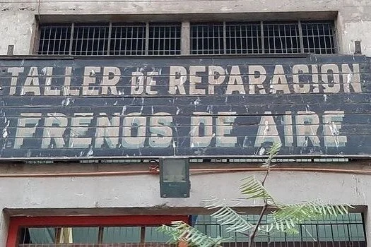 Un aporte de @pathografico 💙 ubicado en Tornamesa ( est&aacute; cerca de la ex maestranza de FFCC Bar&oacute;n
.
.
.

#typography&nbsp;#handmade&nbsp;#sign&nbsp;#typovalpo&nbsp;#type&nbsp;#identity&nbsp;#valparaiso&nbsp;#graphicdesign&nbsp;#typograp