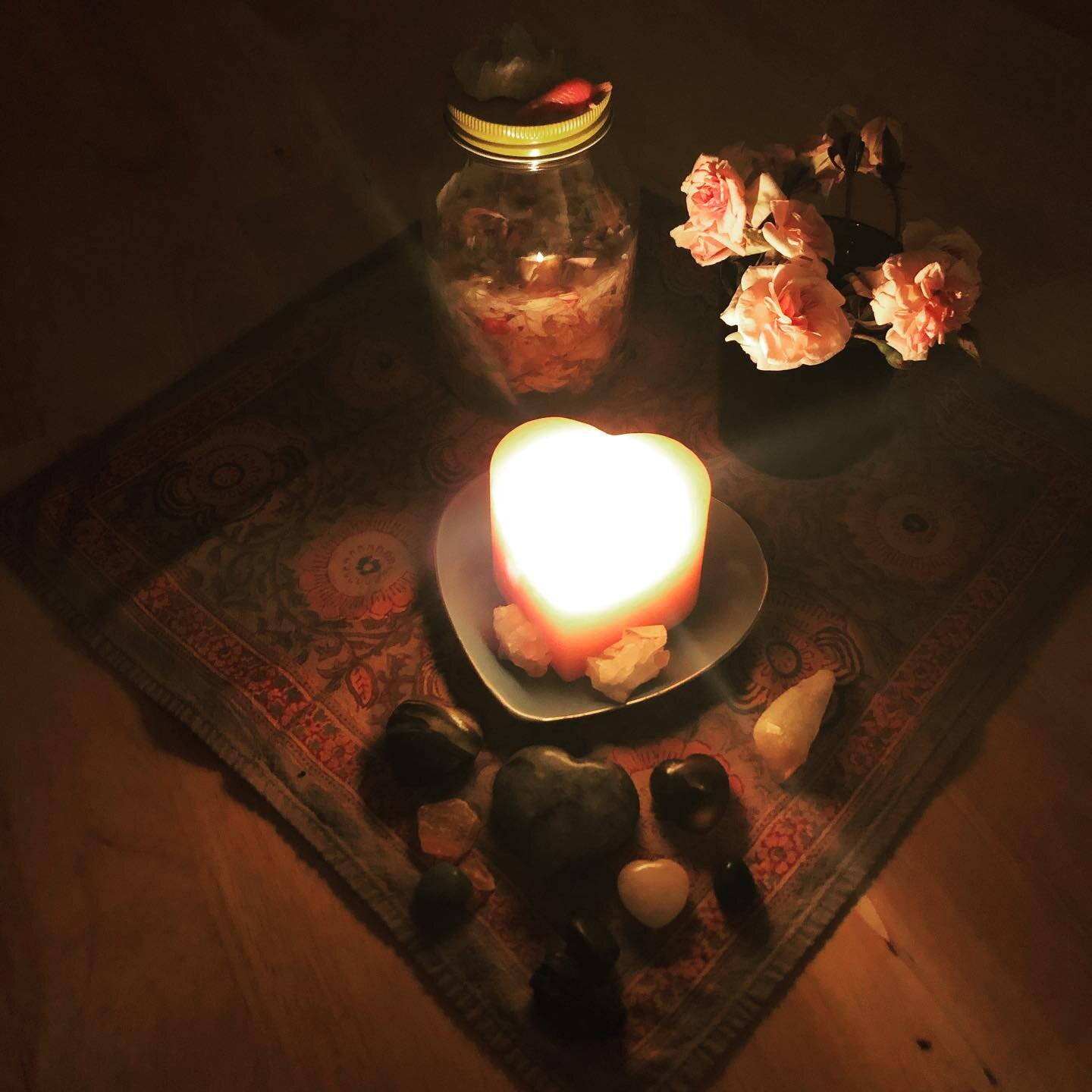 ✨🤲🏻🥀🌈🕯🎸🕯🌈🥀🤲🏻✨Intentional potions for special occasions, infused with sweet remembrances. Happy Birthday Dad, wherever your great Spirit may roam. 🤲🏻 #ancestor #gratitude #rosepetals #infusions #lovesteep