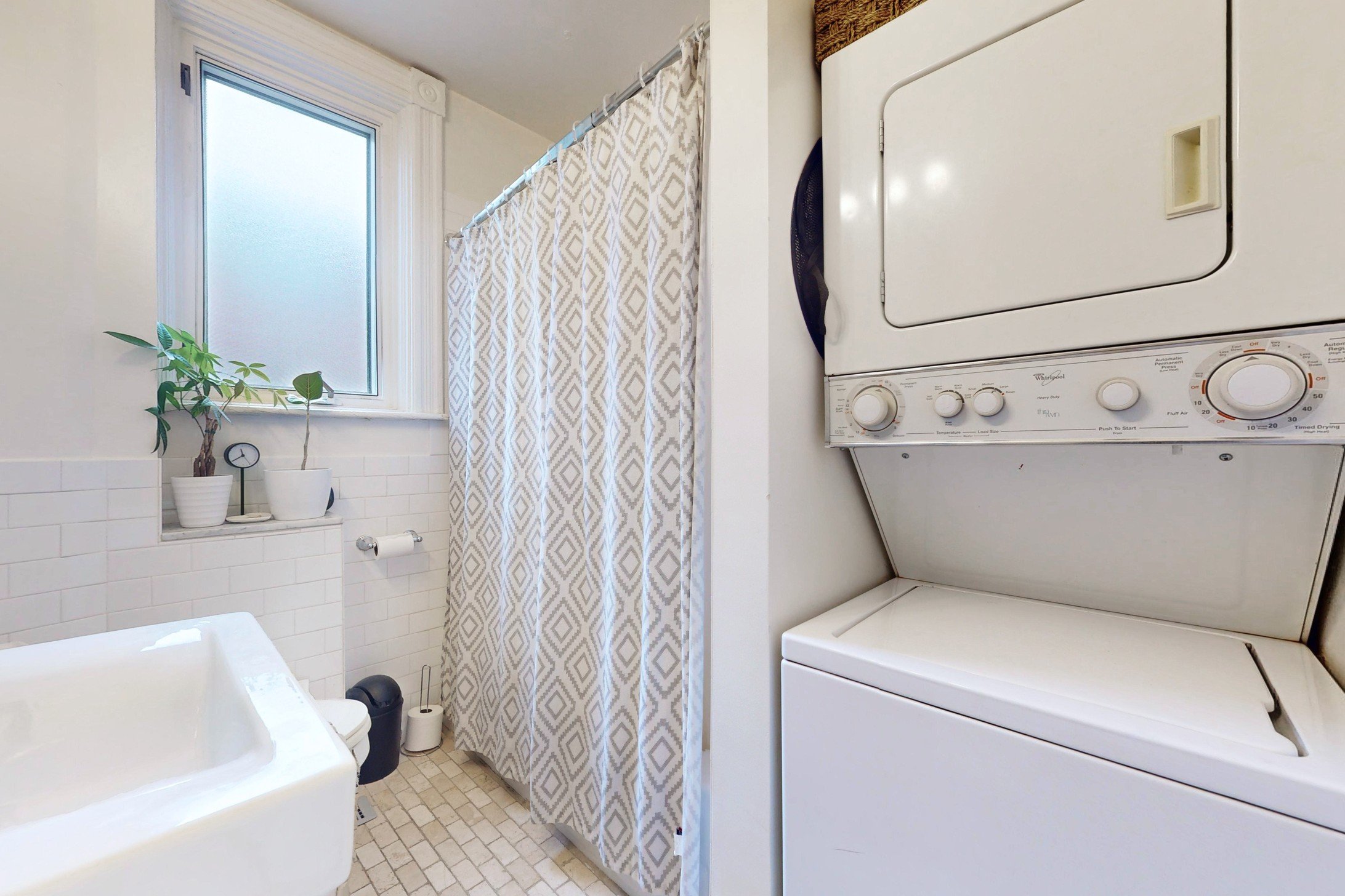 Mainfloor 1 bed unit. Bathroom