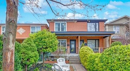 SOLD. 🏖The Beach

South of Queen and literally steps to Toronto's most scenic waterfront boardwalk. It doesn't get much better than that. 

We started out looking for...

🚶&zwj;♀️Walkable
🚃 Transit friendly
🏡 Laneway house potential and 
📋a prop