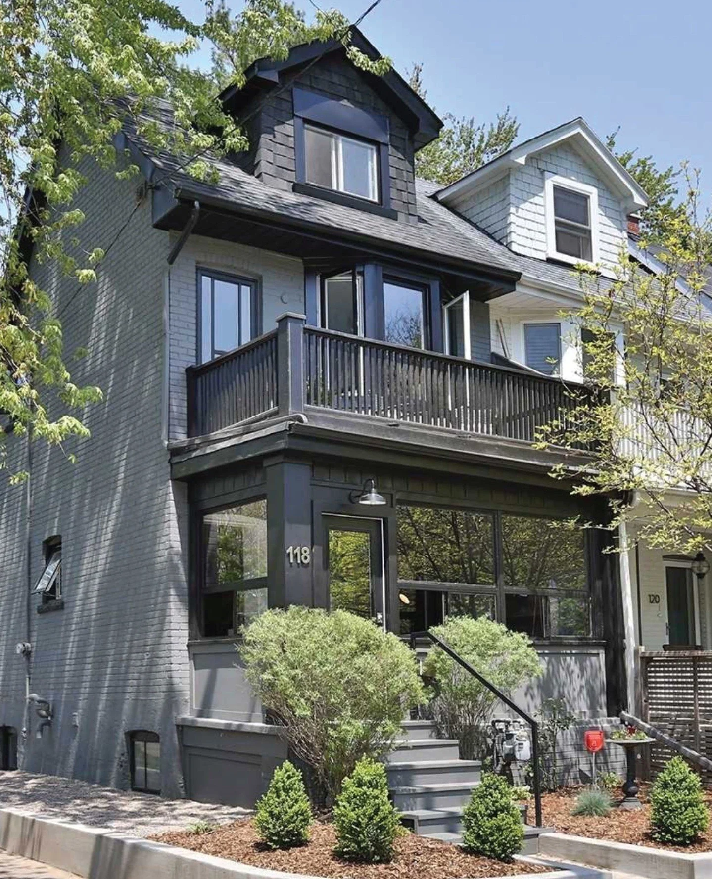 KJ’s Reno tip of the month:
Focus on First Impressions
You don’t need a full gut job to make your home feel fresh and market-ready. My go-to reno tip this month? Refresh the entryway.
A new front door (or even just updated hardware