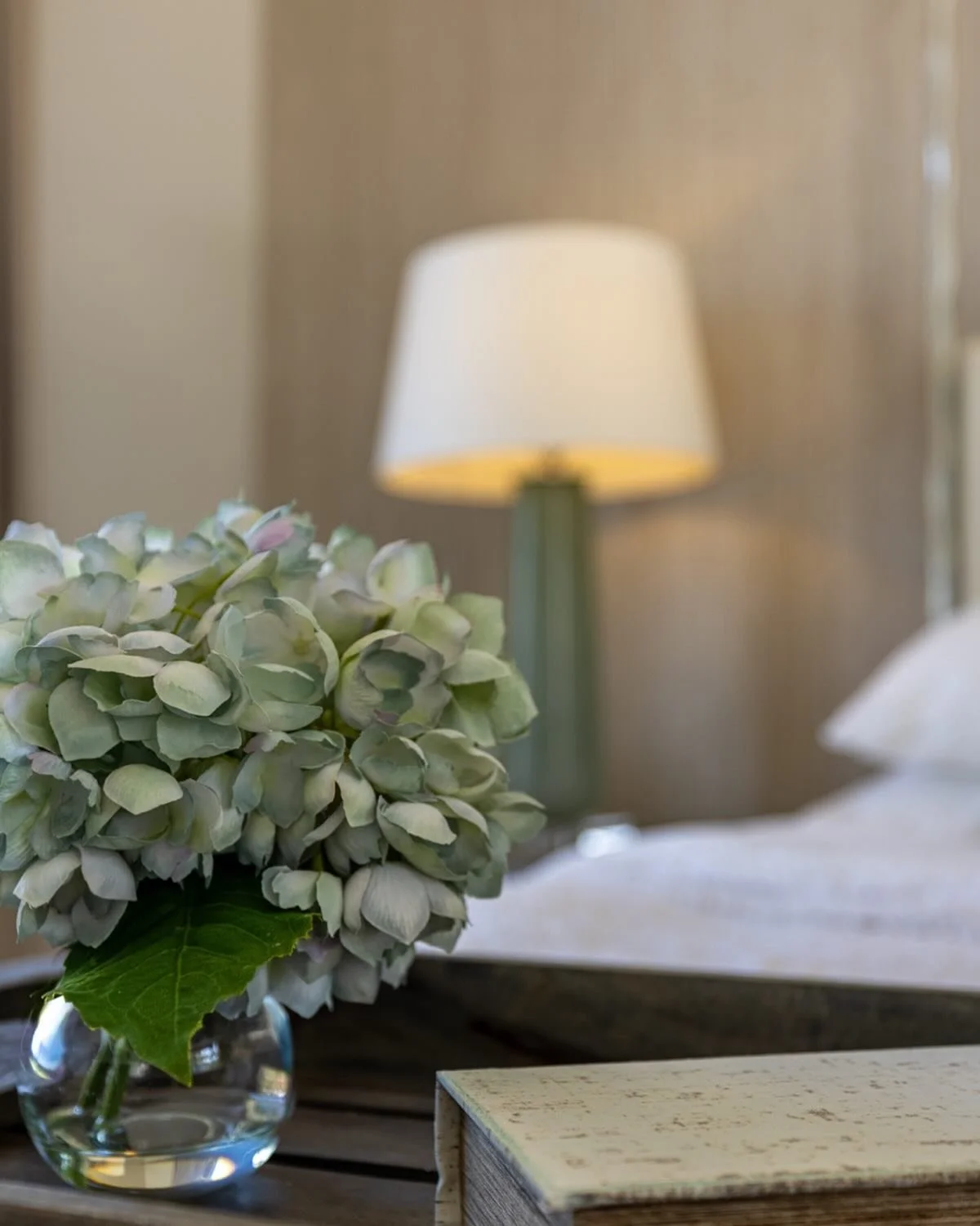 ✨ Don&rsquo;t skip the details! ✨
The full design often comes alive in the finishing touches&mdash;just like jewelry completes an outfit. At H&amp;S Interiors, we layer in rugs, artwork, and even the perfect florals (real or faux) to bring in that sp