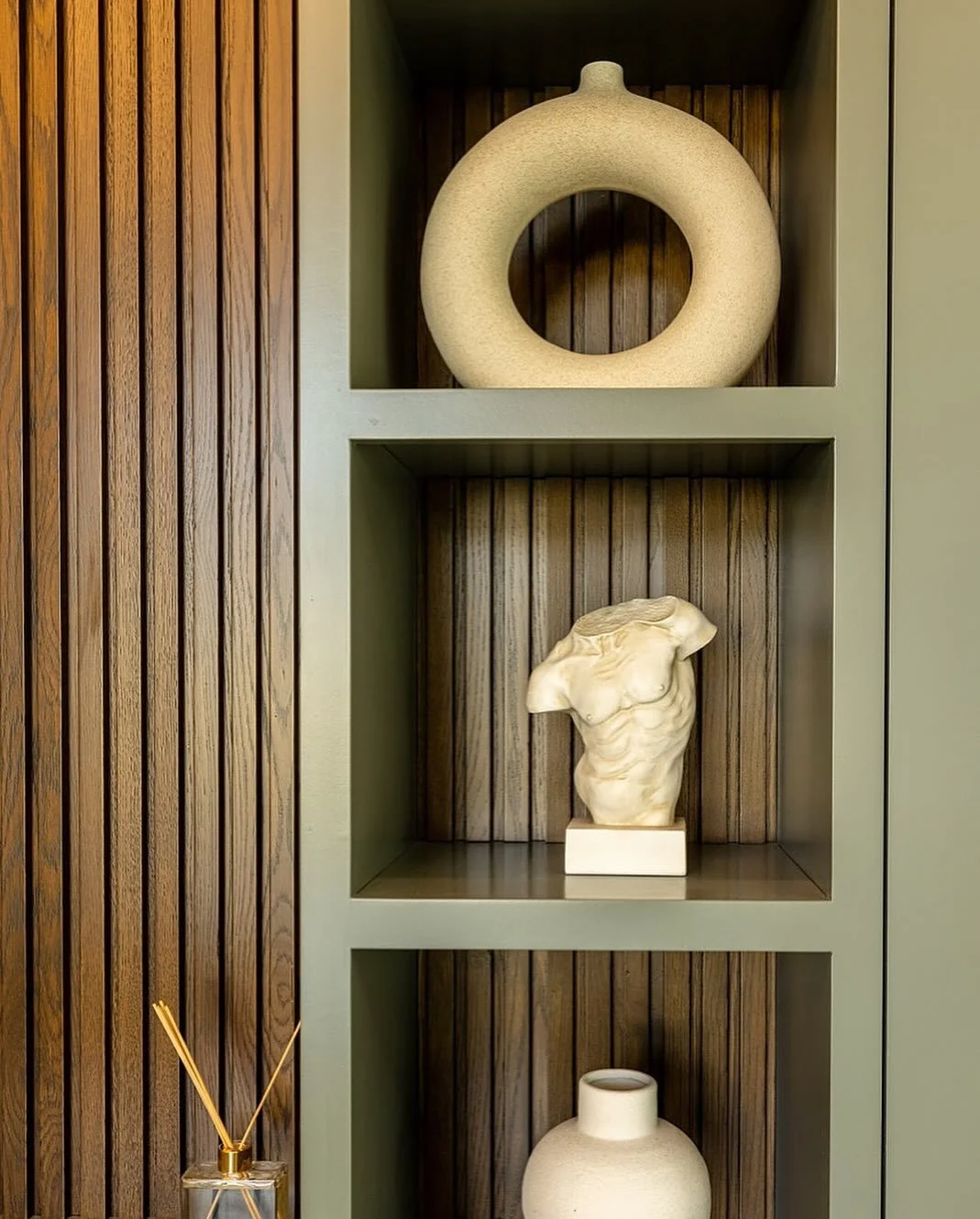 Sculptural simplicity at its best. When styling shelves, it&rsquo;s not just about filling the space&mdash;it&rsquo;s about creating balance, contrast, and a story. Neutral tones, textures, and statement pieces bring depth without overwhelming the ey