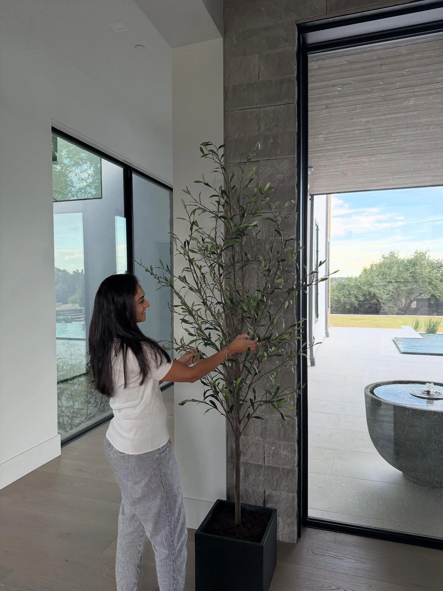 🌿 If you&rsquo;re a faux plant lover like me, this one&rsquo;s for you.

Fresh out of the box, they usually look like they&rsquo;ve been in a box&mdash;flat, stiff, and awkwardly shaped (we&rsquo;ve all been there 😅).

✨ The trick: give those stems