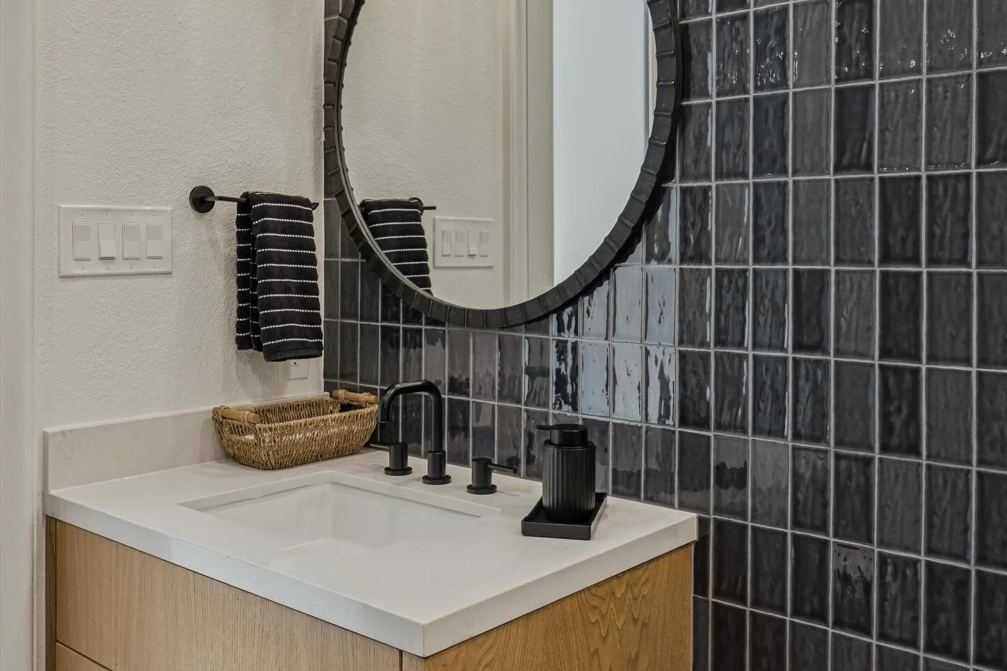 Builder grade ➝ WOW.

This pool bath got its glow-up with one bold move: floor-to-ceiling tile that instantly elevates the space. That was our wow moment.

We layered in a gorgeous statement mirror, fresh plumbing fixtures, and thoughtful finishes to