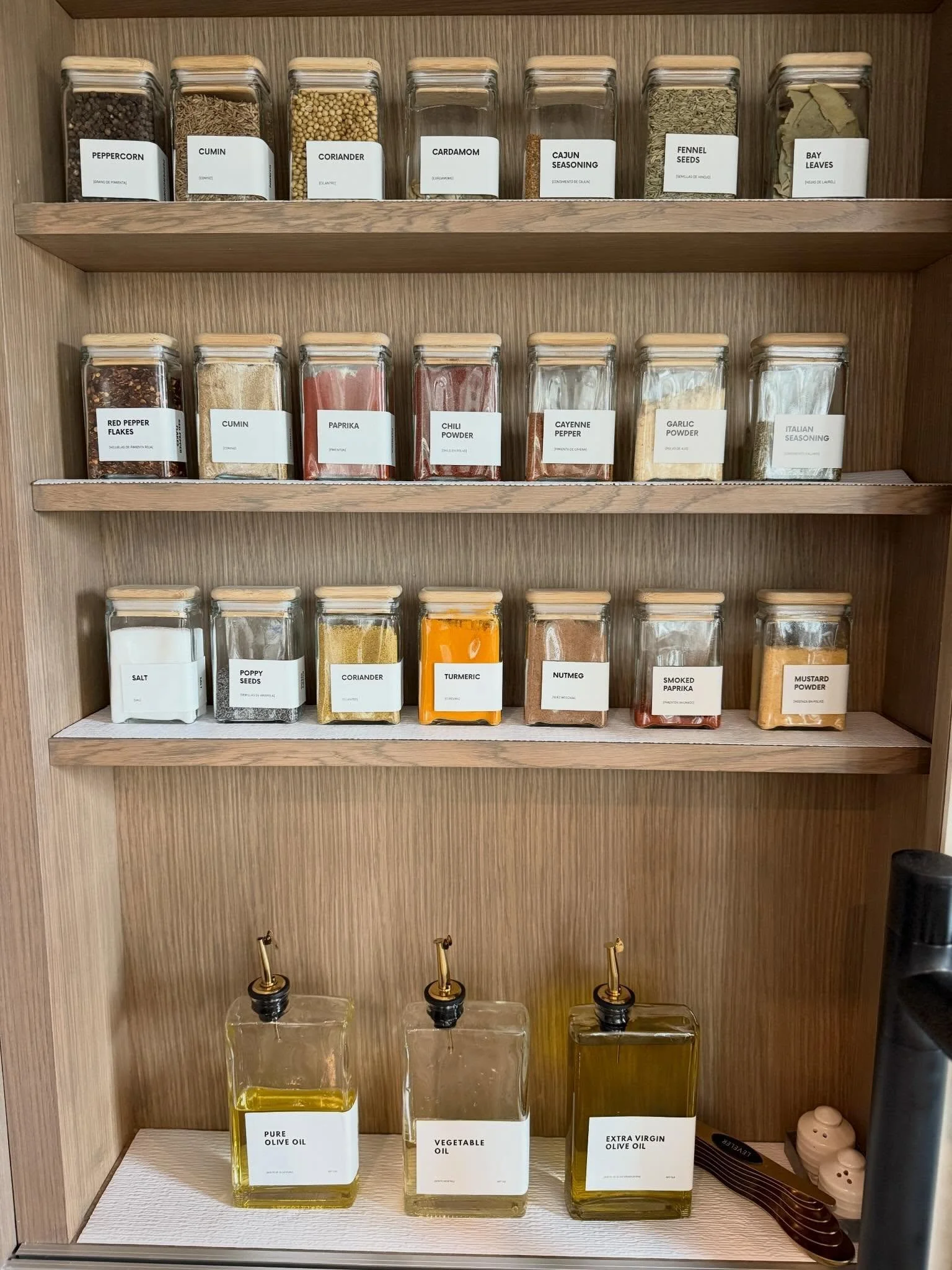 A little spice organization&hellip; but make it tailored ✨

Every home, every cook, every routine&mdash;completely different. And that&rsquo;s exactly why no two spice setups I design ever look the same.

We&rsquo;ve done it all:
Drawer layouts for q