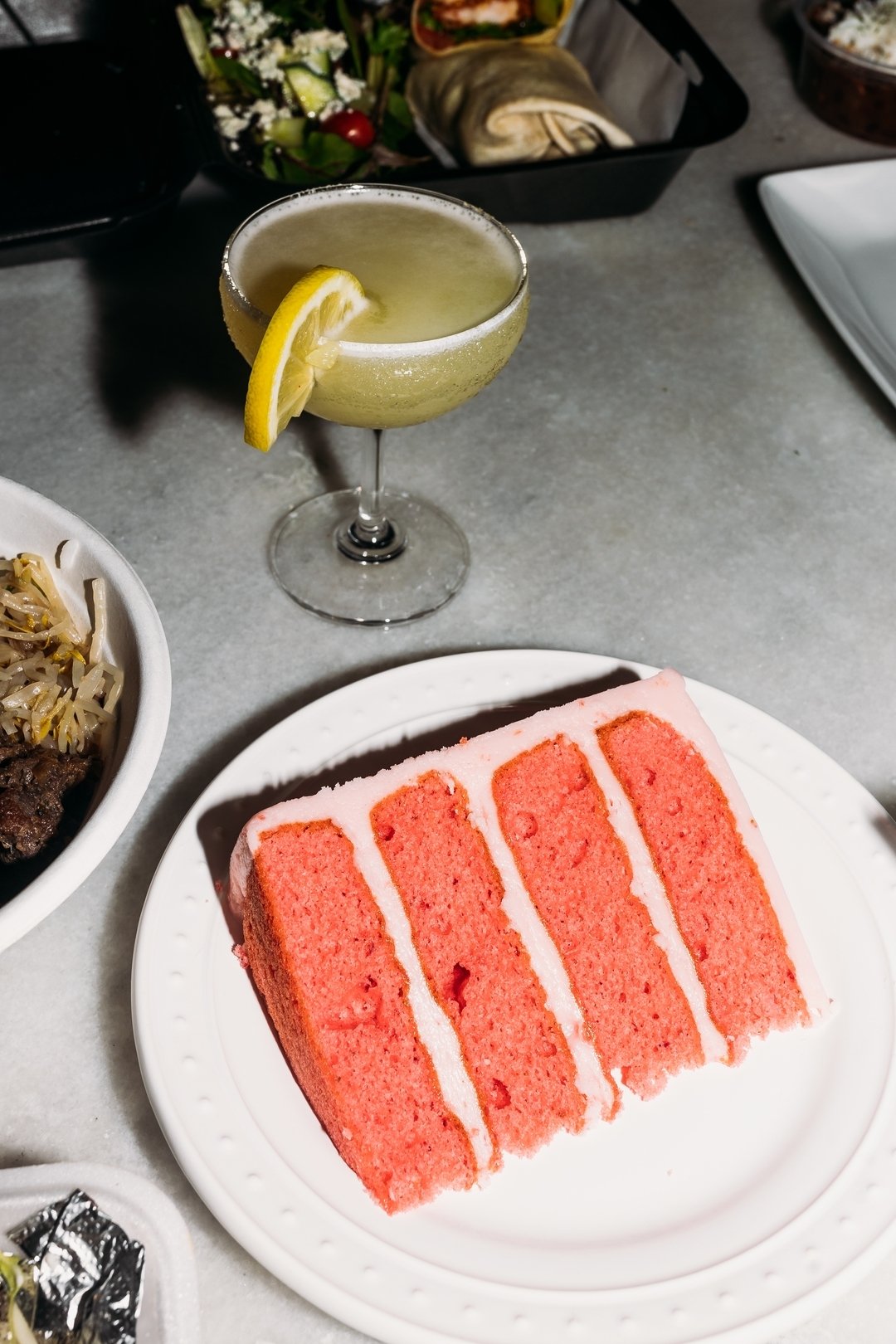 Indulge in a perfect pairing leading into the weekend: cocktails and cake!  Let's toast to the sweet moments ahead. 

🍹: @thelouisbham
🍰: @ashleymacs 

#WeekendVibes #CheersToTheWeekend #thepizitz #foodhall