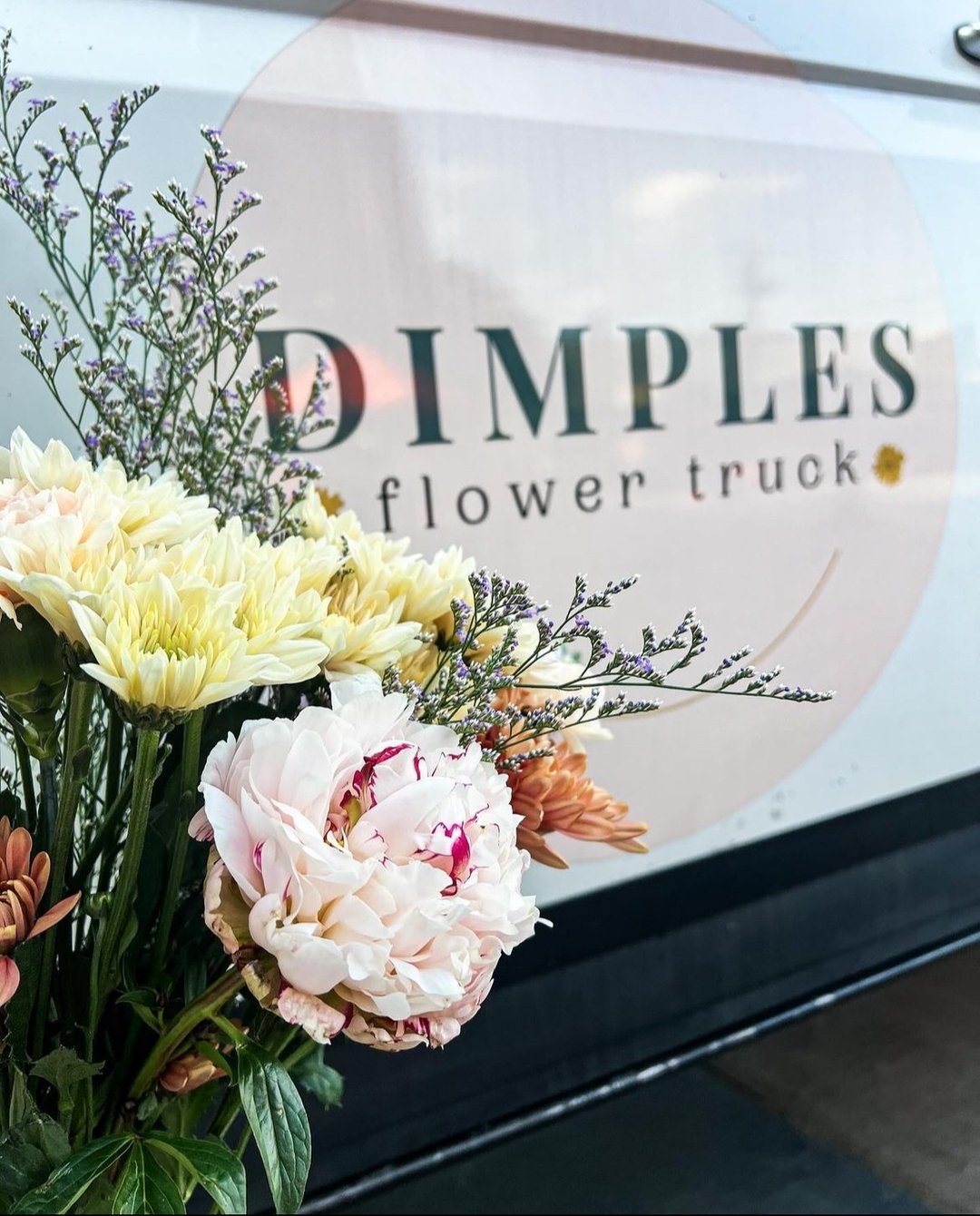 Get ready for a blooming good time! @DimplesFlowershop  Truck is popping up today at 11 AM - 2 PM, bringing floral delights to The Pizitz. Plus, mark your calendars for July 11th when they'll be teaching a workshop in The Gallery. Don't miss out on t