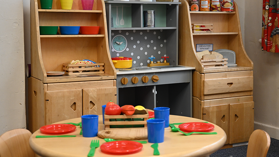 Children's play kitchen