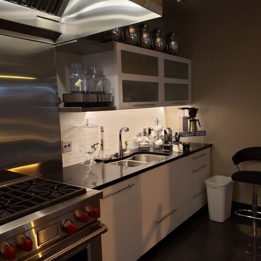 Revisit of Harmons Test Kitchen project!
.
Custom cabinetry with unique features to include quartz countertops, LED lights and stainless steel features make this a dream test kitchen!
.
.
.
.
 
#Quartzcoutertops #healthyliving #Foodies #LEDlights #st