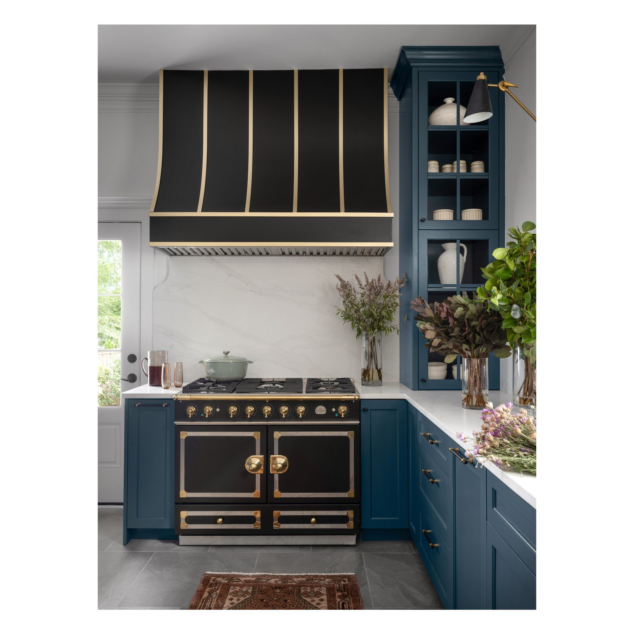 A kitchen that makes you excited to cook. 

Thoughtfully mapped out storage space for ease and functionality, glass cabinetry for visual appeal, sprawling countertops for preparation, creating a culinary sanctuary. 

***
@benjaminmoore 
@walkerzanger