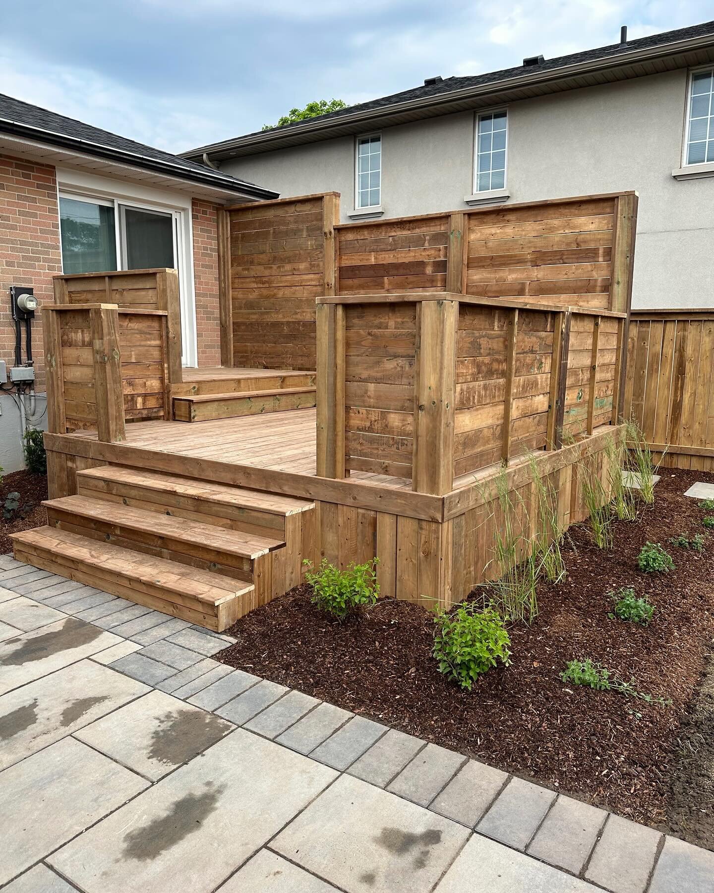 Deck - Pergola - Privacy Screen👌🏼 These additions turned out nice. 

Looking to add to your backyard? We can help. Contact us today! 

(905) 541-5888 
www.beyondthesite.ca 
#beyondthesite #onsite #BTS #jobsite #construction #hvac #milwaukee #carpen