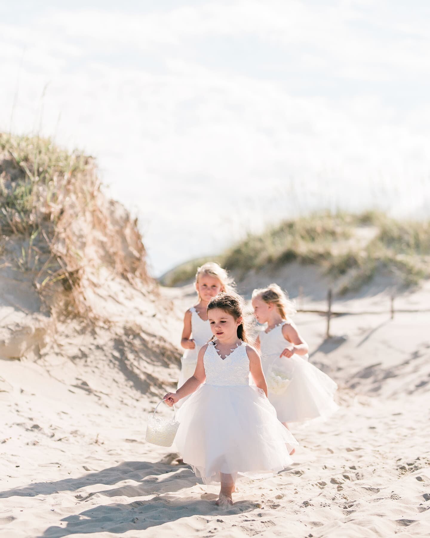 Seeing flower girls walk down the aisle is the sweetestt thing, especially during this beach wedding. But it doesn't always go as expected the day of the wedding 🙈. Do you have any funny flower girl /ring bearer stories?