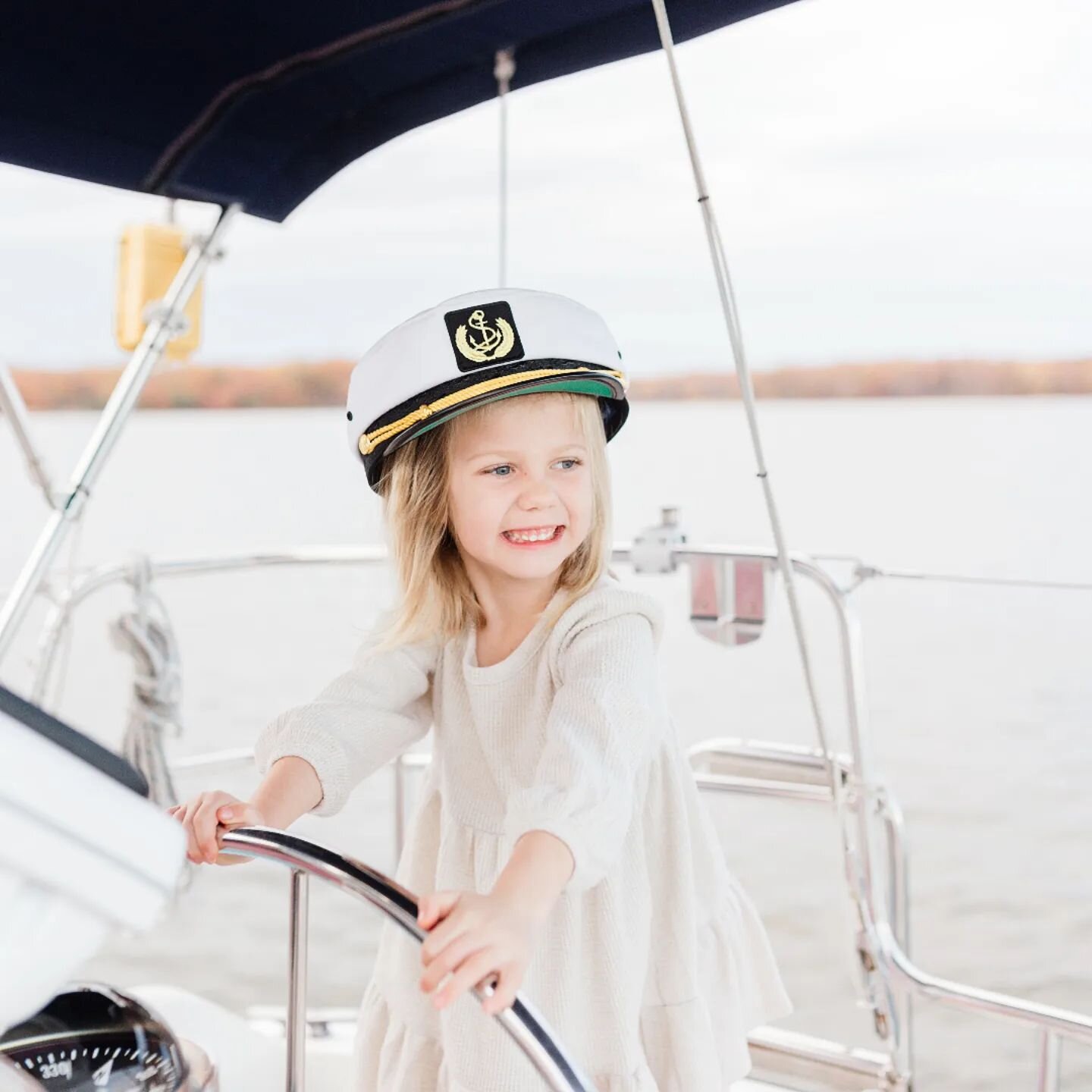 First time doing a 📷 on a boat and this little estella showed me who was in charge! (Her mama, of course)