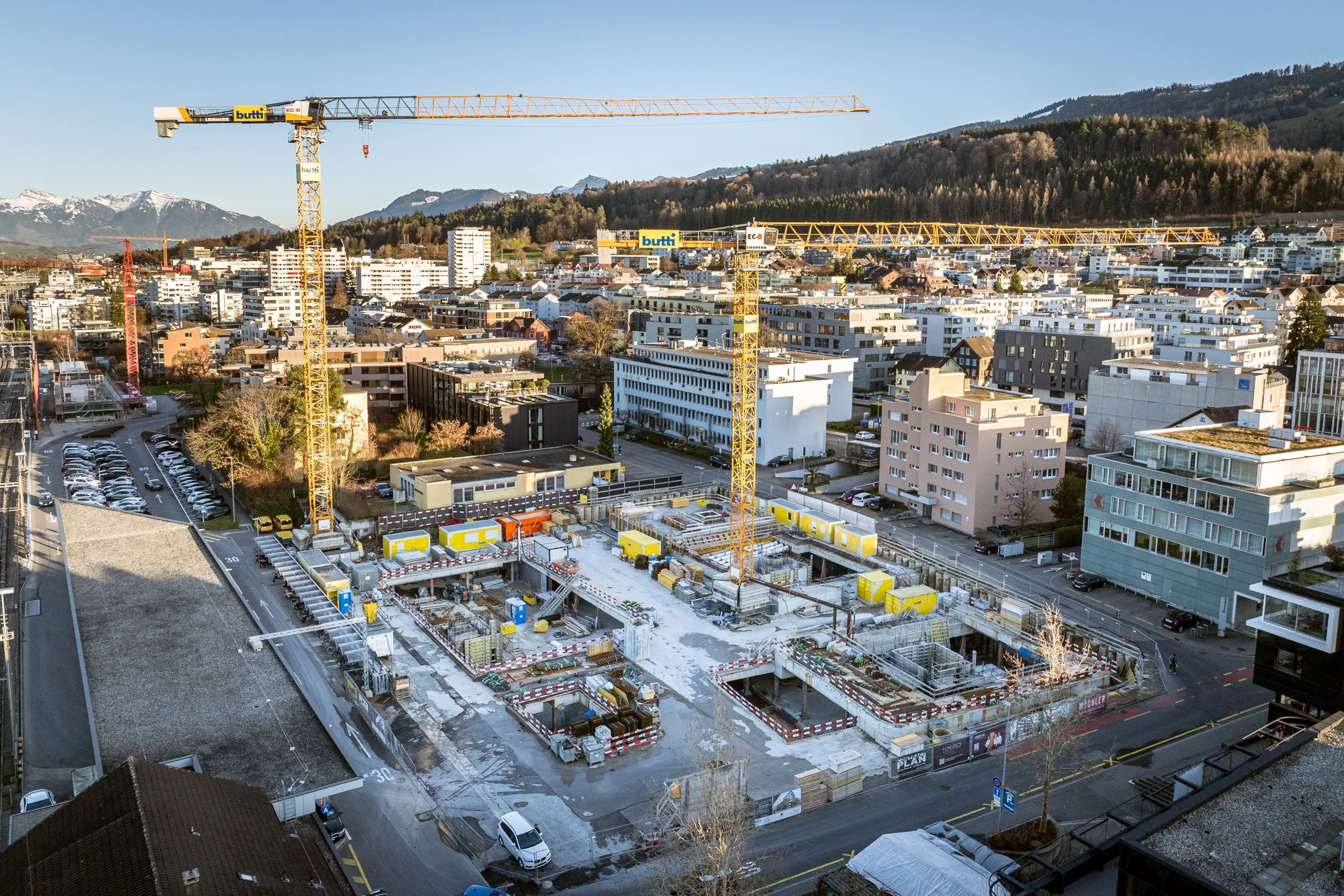 Neubau P-ONE/LA-MIRAR beim Bahnhof, Pfäffikon