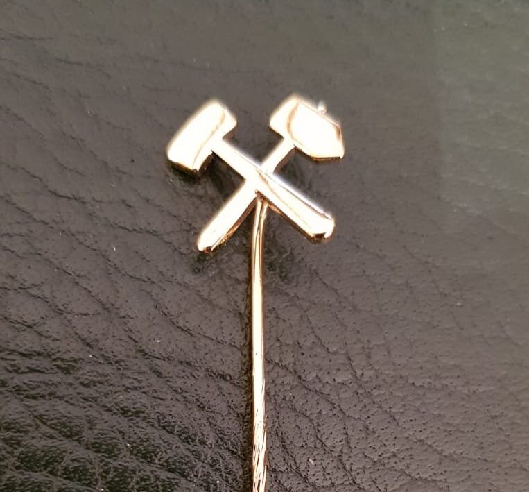 Anstecknadel Schlägel und Eisen vergoldet