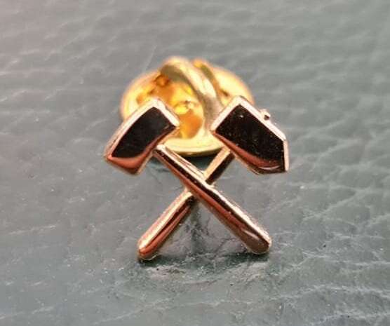 Pin mit Schläger und Eisen vergoldet (15mm)