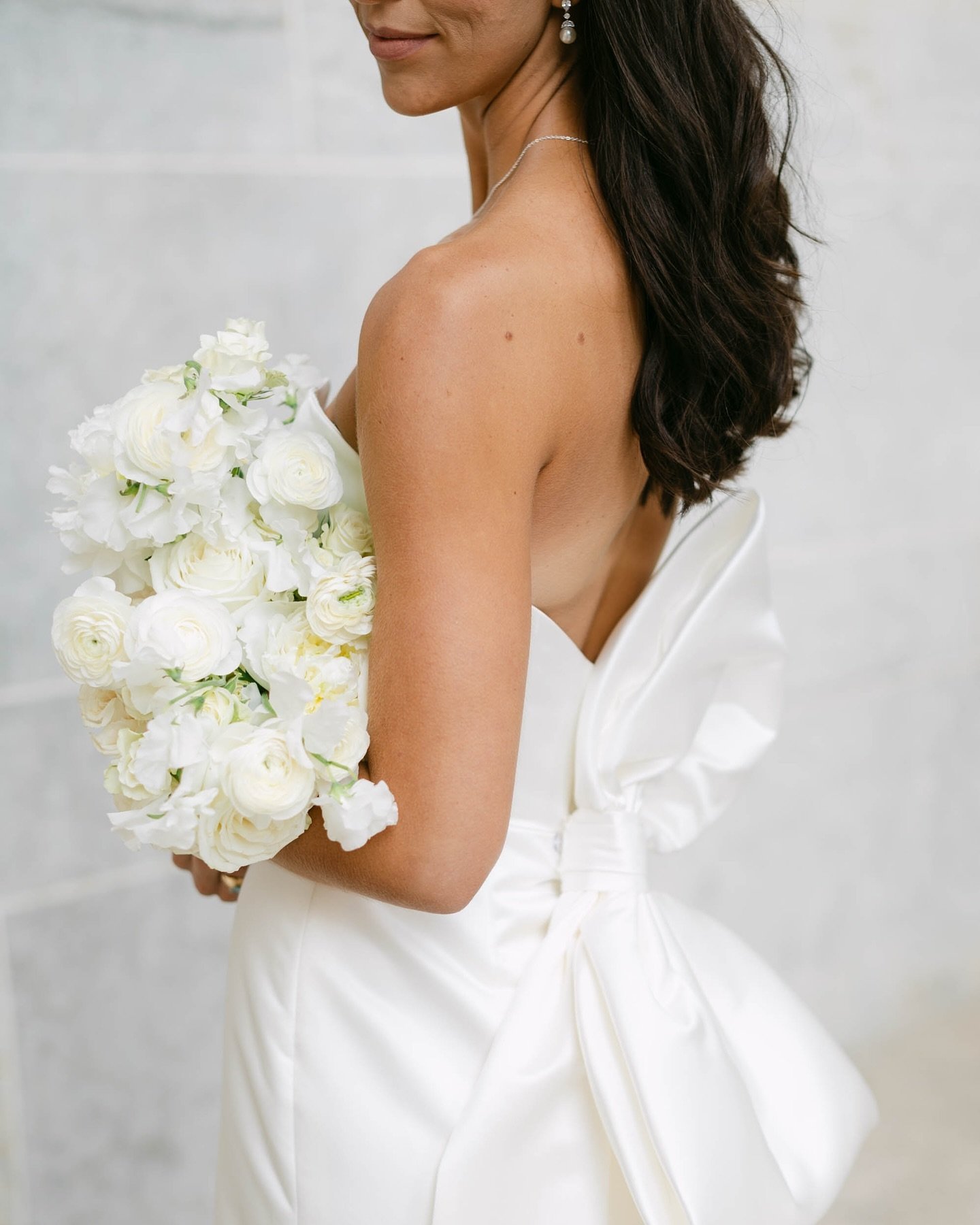 A bow is always a beautiful touch to a simple, elegant dress! I&rsquo;m still obsessed with my wedding dress that had a bow. I love seeing the dresses that my brides choose for their special day! 🤍