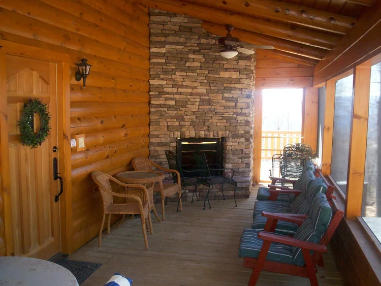 Marv Highlands log home craftsmanship and construction detail