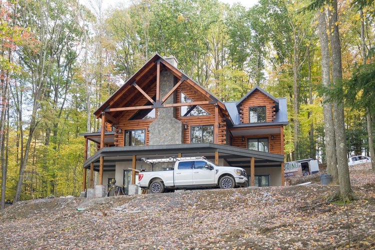 Custom white pine log home exterior in northern Pennsylvania